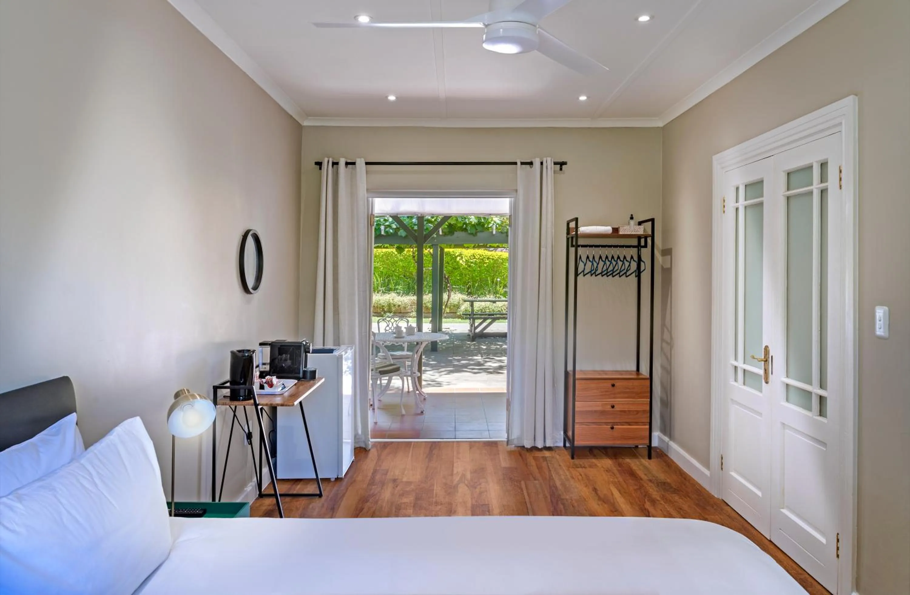 Photo of the whole room, Bed in Belvidere Manor Lagoonside Cottages