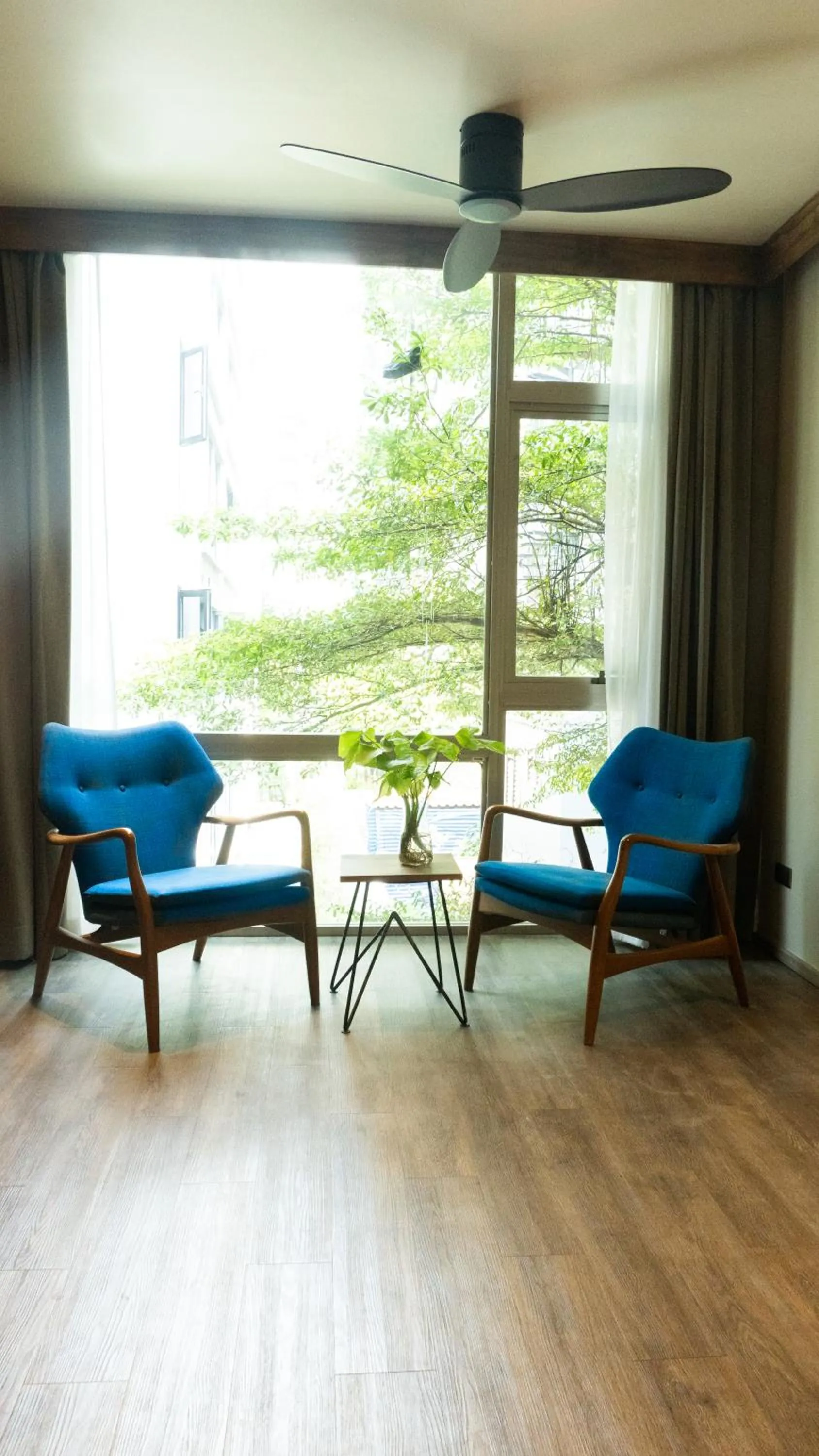 Seating area in Tints of Blue Hotel