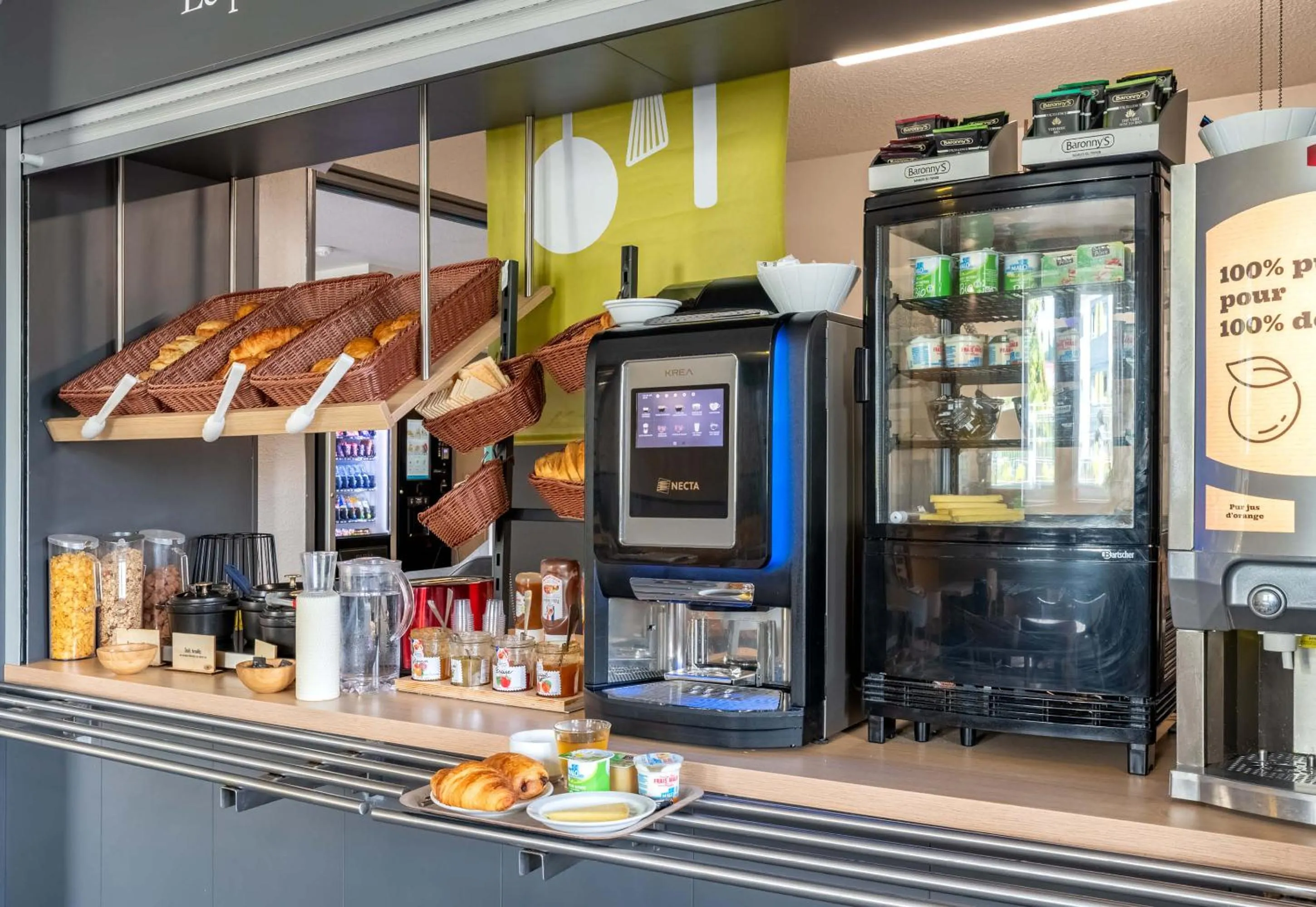 Buffet breakfast in B&B HOTEL Le Havre Harfleur 2