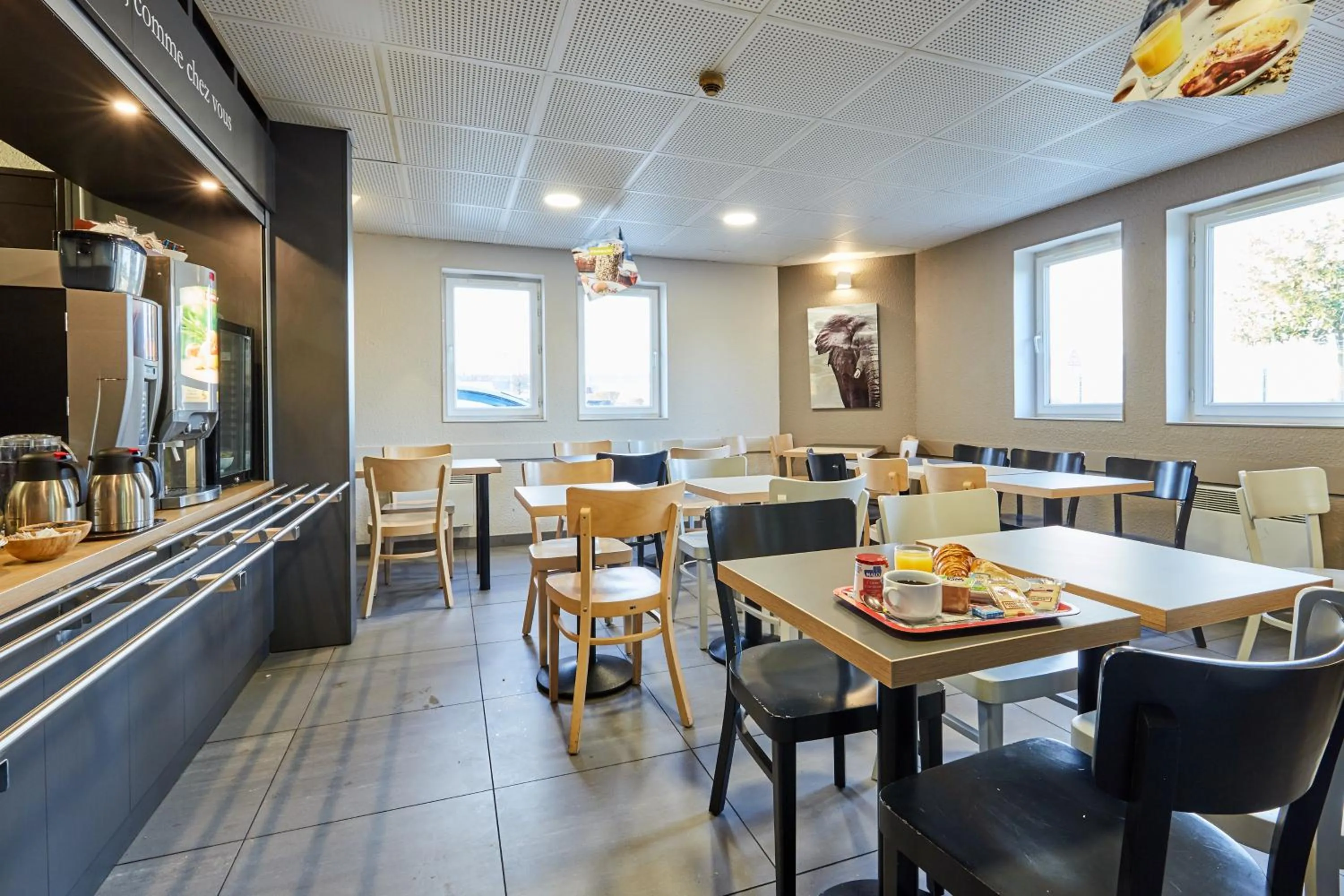 Buffet breakfast in B&B HOTEL Le Havre Harfleur 2