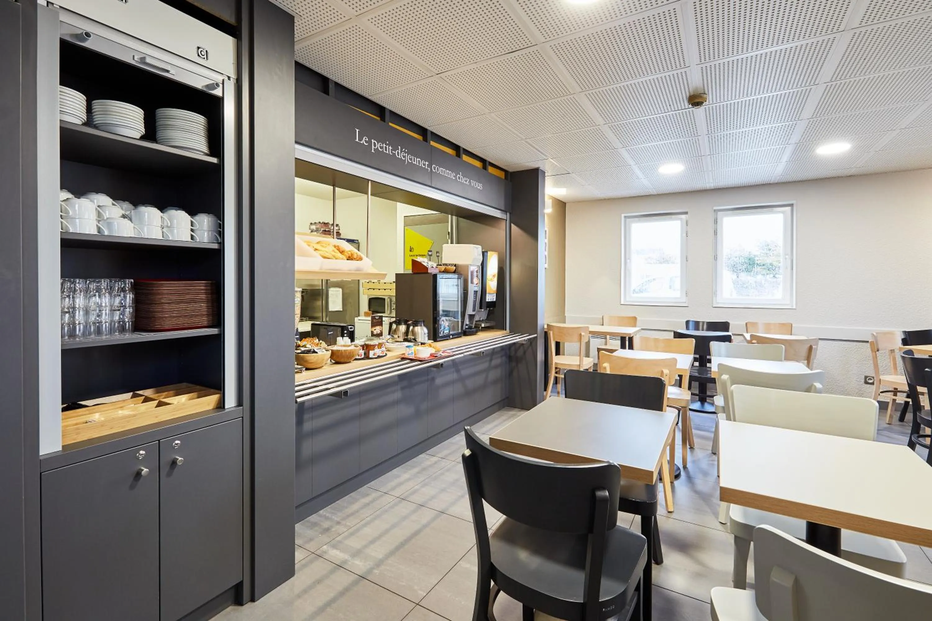 Buffet breakfast in B&B HOTEL Le Havre Harfleur 2