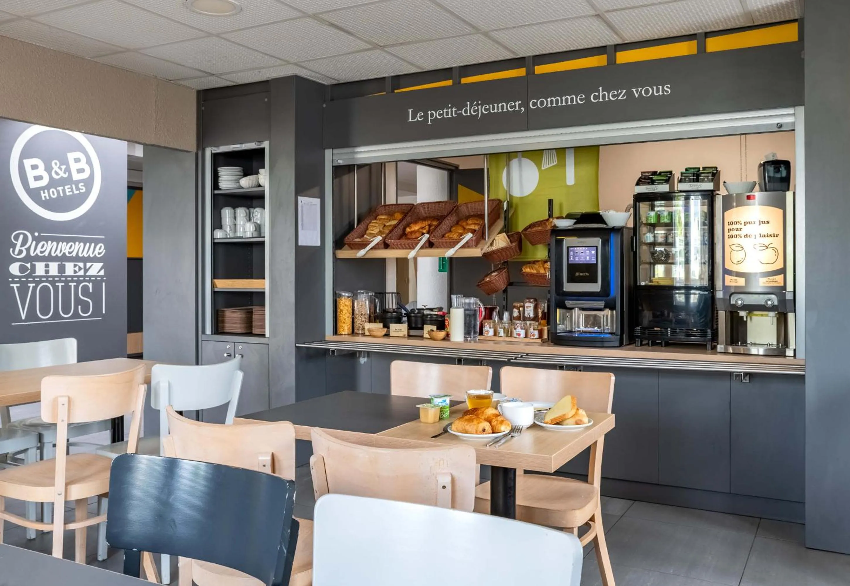 Buffet breakfast in B&B HOTEL Le Havre Harfleur 2