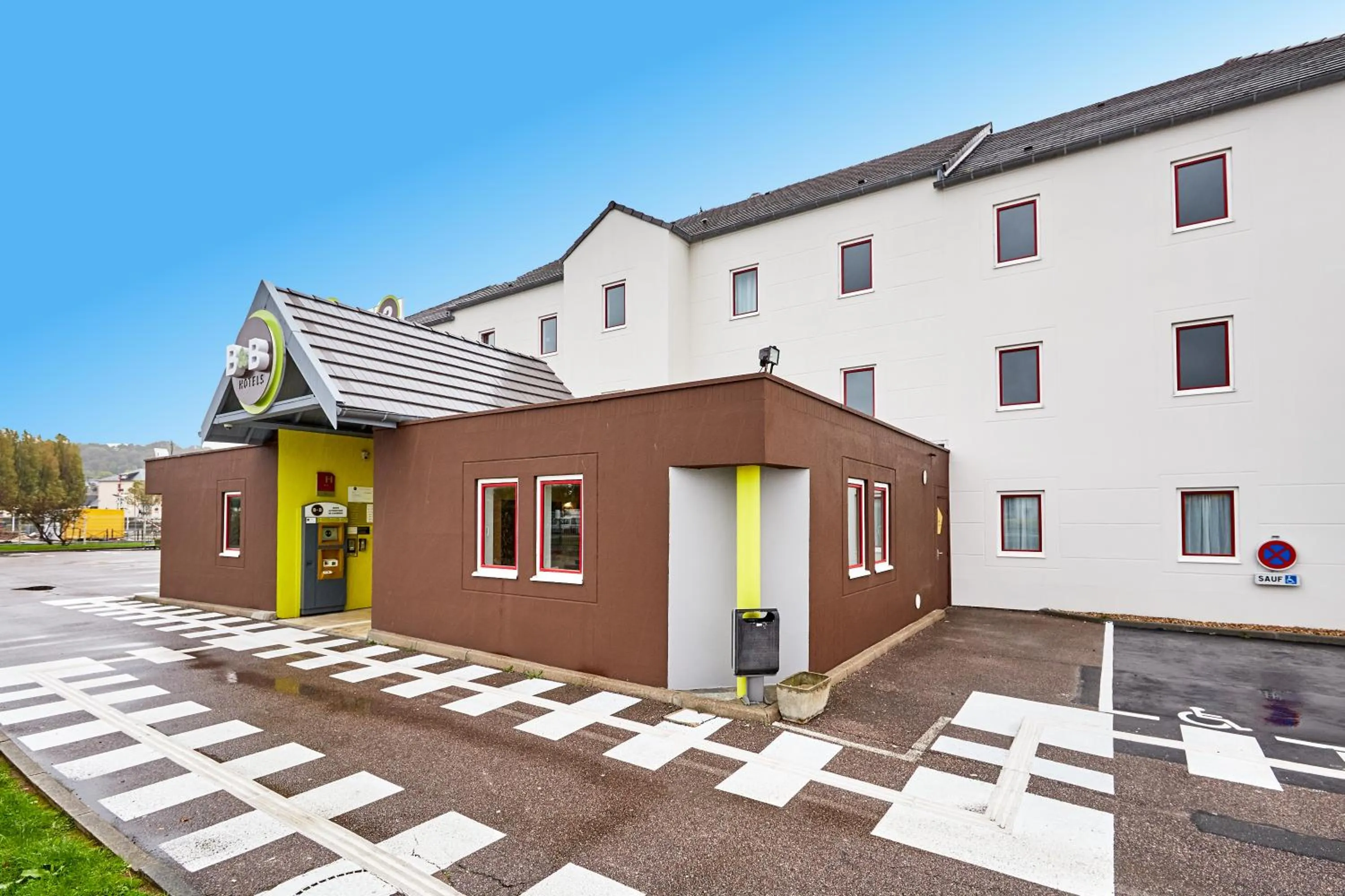 Facade/entrance in B&B HOTEL Le Havre Harfleur 2