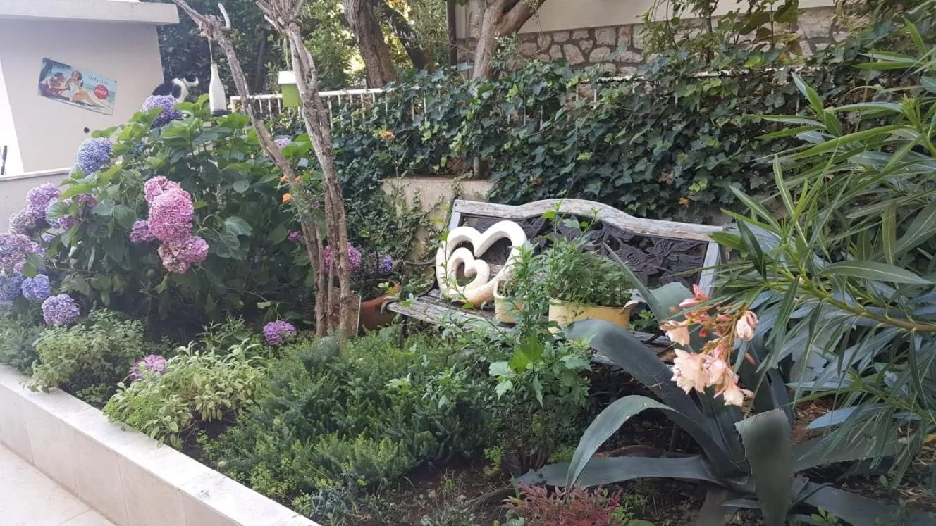 Garden in Rooms Villa Harmonie - Adults Only +14