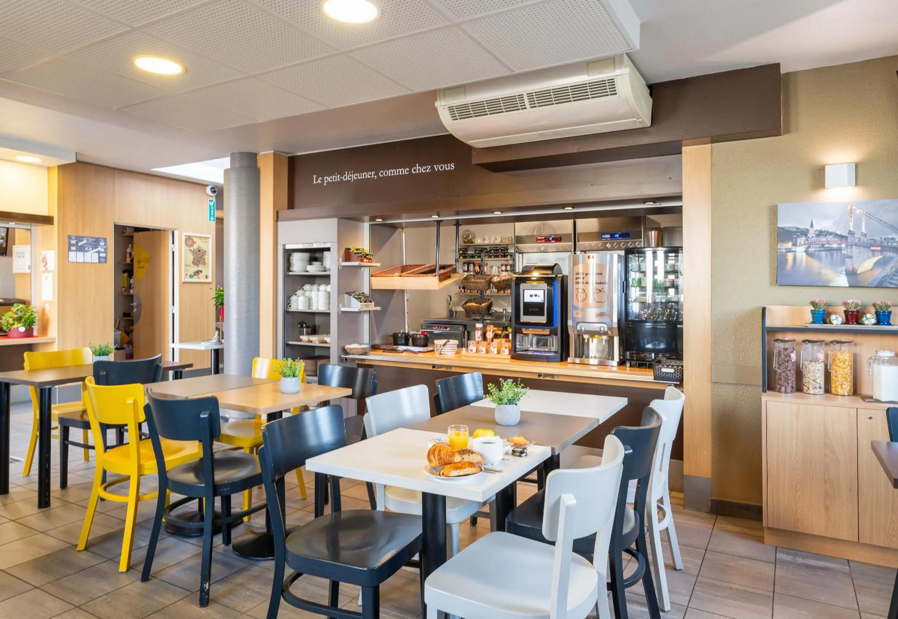 Breakfast in B&B HOTEL Lyon Saint-Bonnet Mi-Plaine