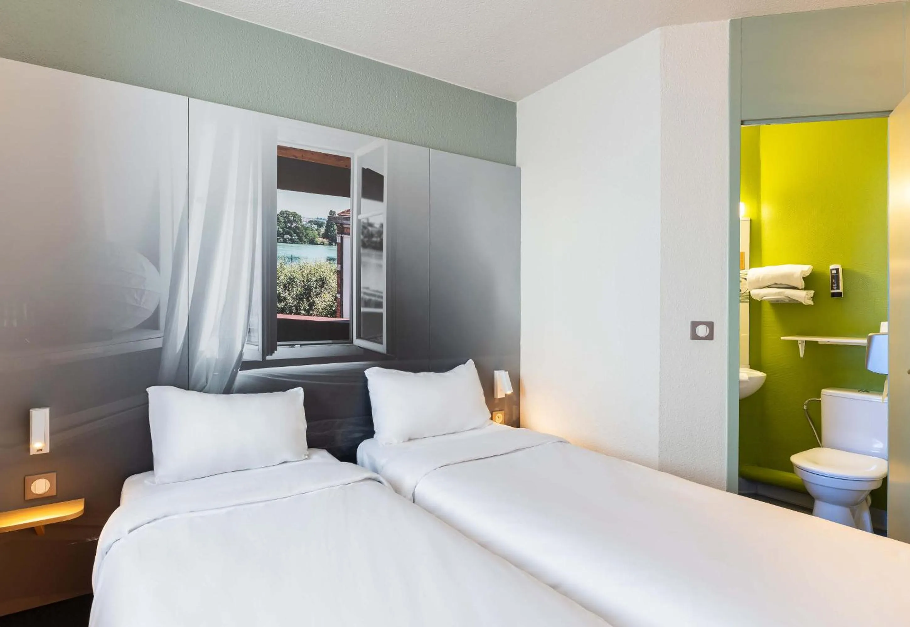 Bedroom, Bed in B&B HOTEL Lyon Saint-Bonnet Mi-Plaine