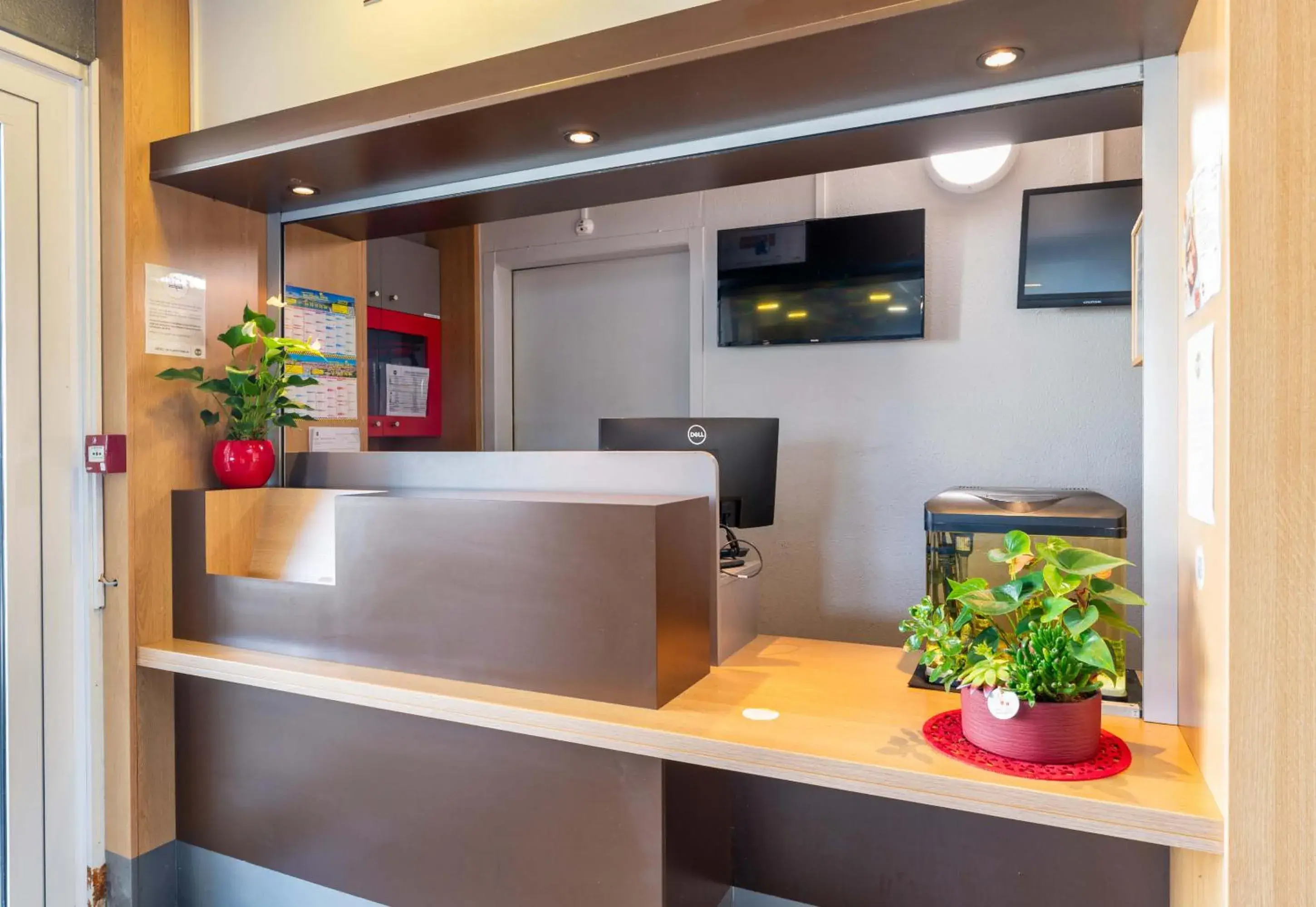 Lobby or reception in B&B HOTEL Lyon Saint-Bonnet Mi-Plaine Lobby or reception in B&B HOTEL Lyon Saint-Bonnet Mi-Plaine