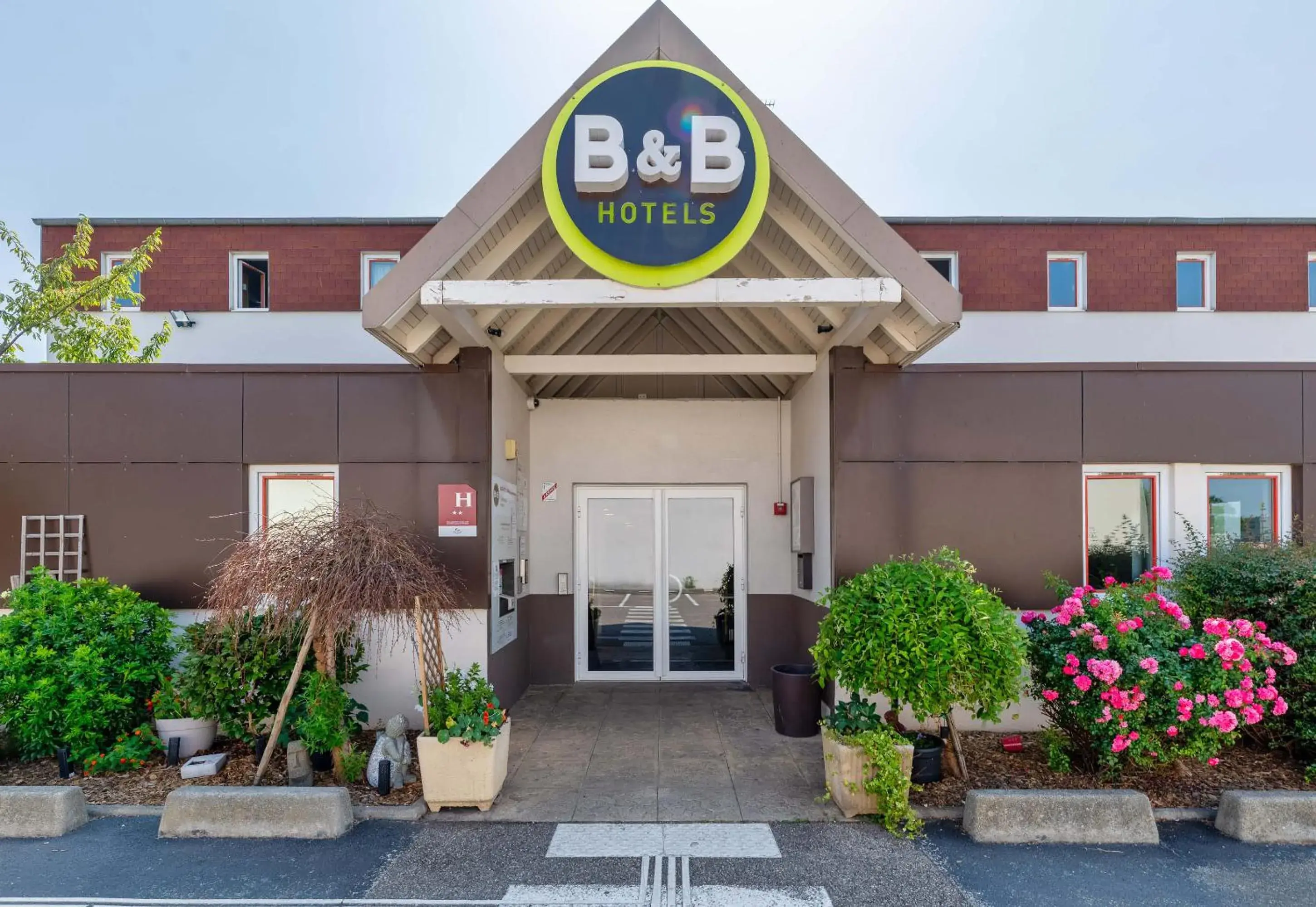 Facade/entrance in B&B HOTEL Lyon Saint-Bonnet Mi-Plaine Facade/entrance in B&B HOTEL Lyon Saint-Bonnet Mi-Plaine