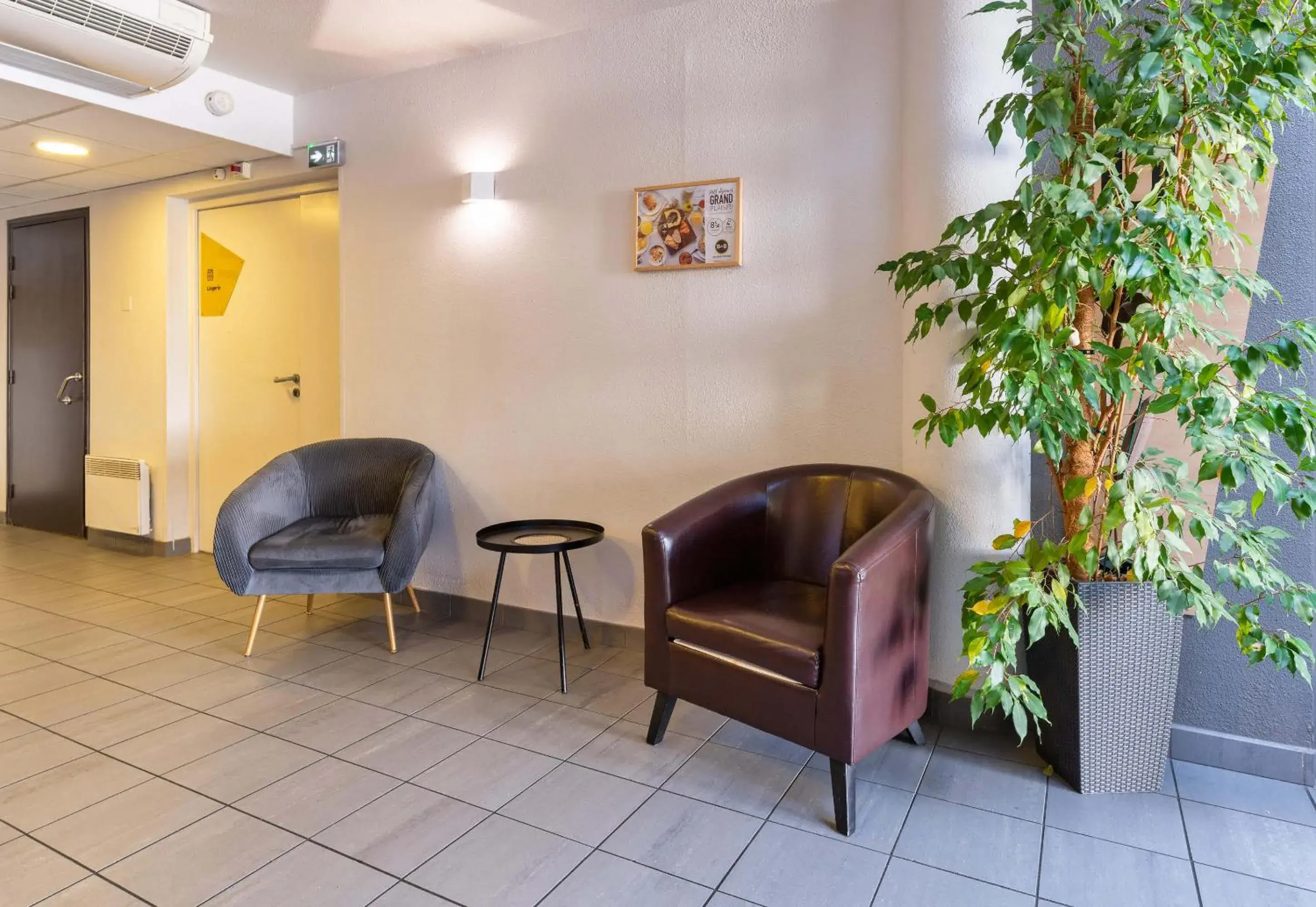 Lobby or reception in B&B HOTEL Lyon Saint-Bonnet Mi-Plaine Lobby or reception in B&B HOTEL Lyon Saint-Bonnet Mi-Plaine