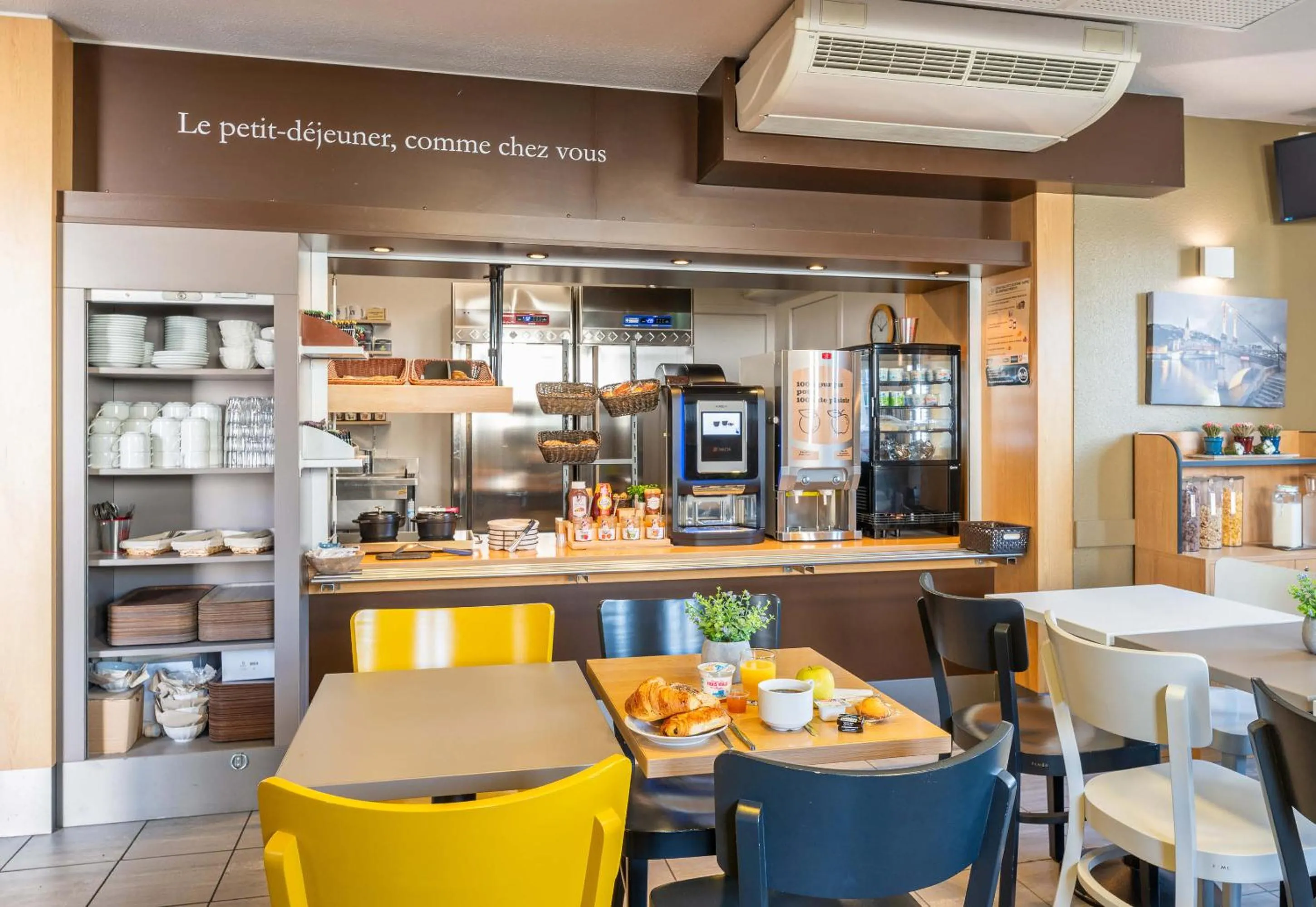 Breakfast in B&B HOTEL Lyon Saint-Bonnet Mi-Plaine