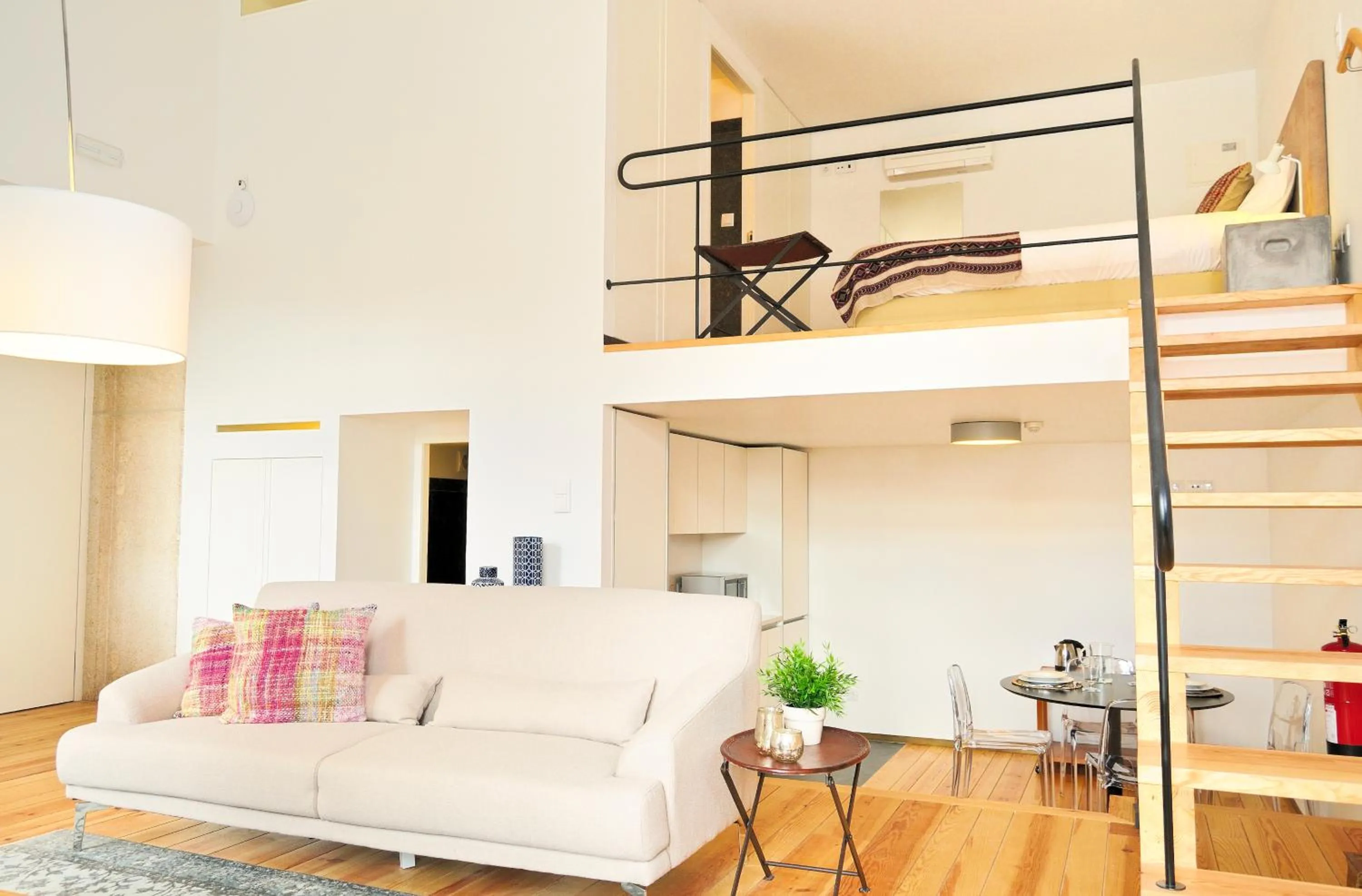 Living room, Bed in Condes de Azevedo Palace Apartments