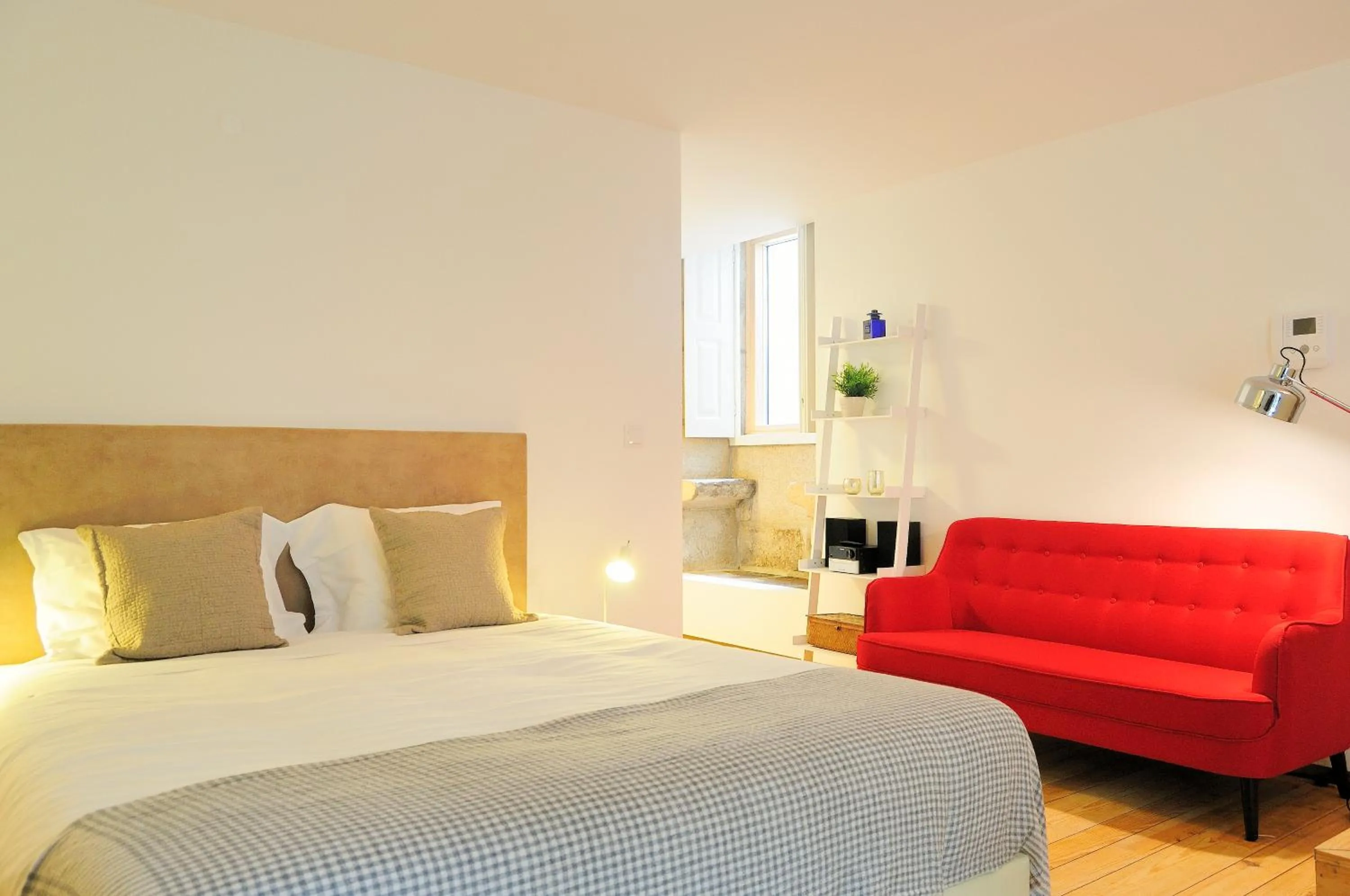 Living room, Bed in Condes de Azevedo Palace Apartments