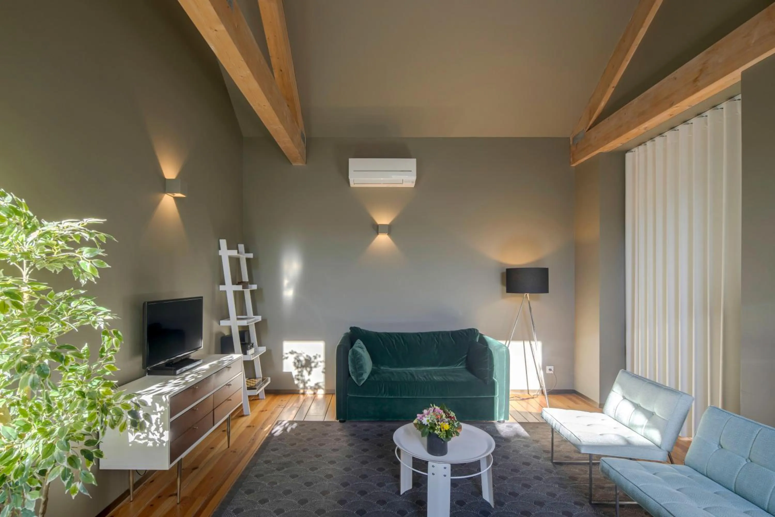 TV and multimedia in Condes de Azevedo Palace Apartments