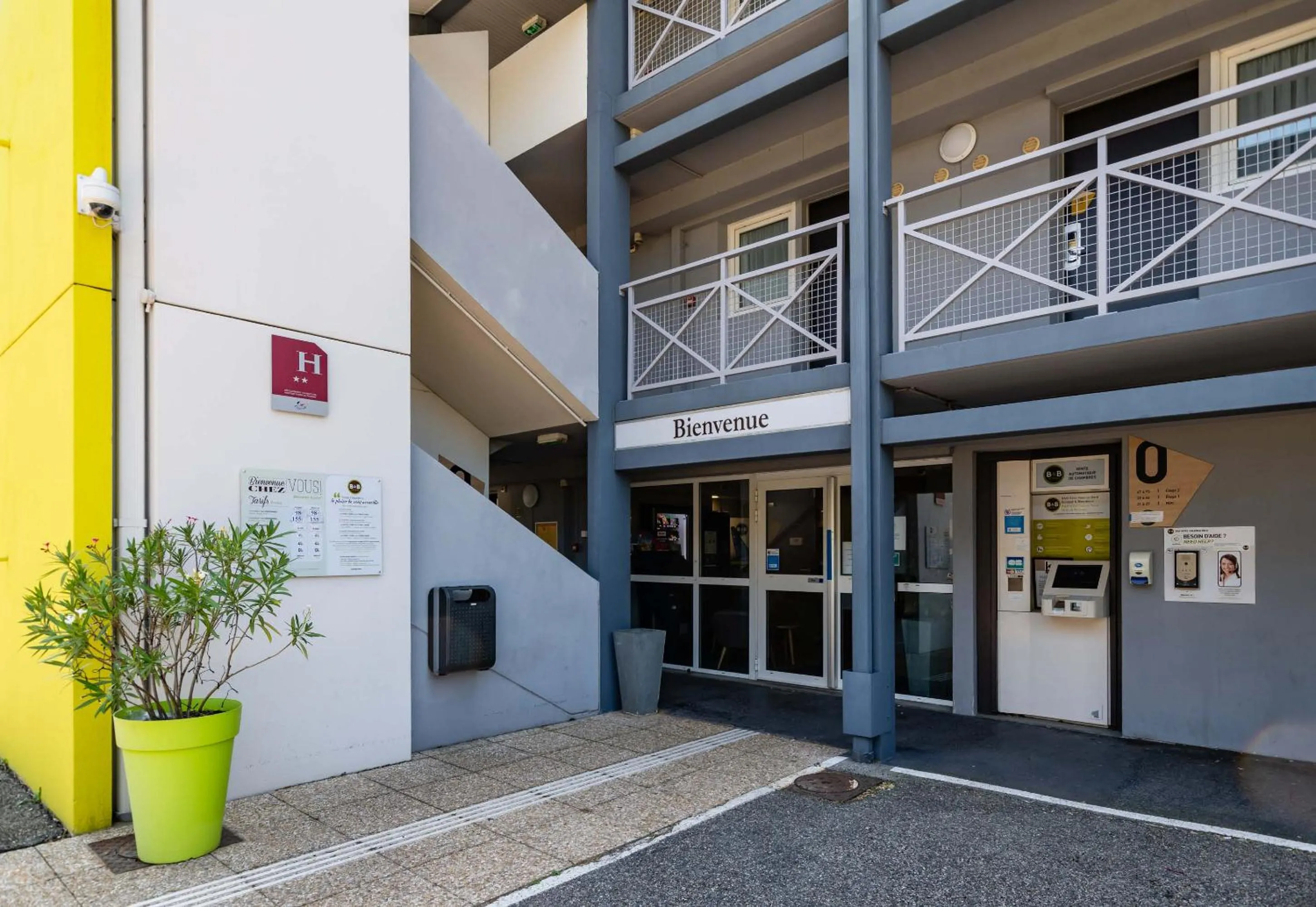 Facade/entrance in B&B HOTEL Valence Nord