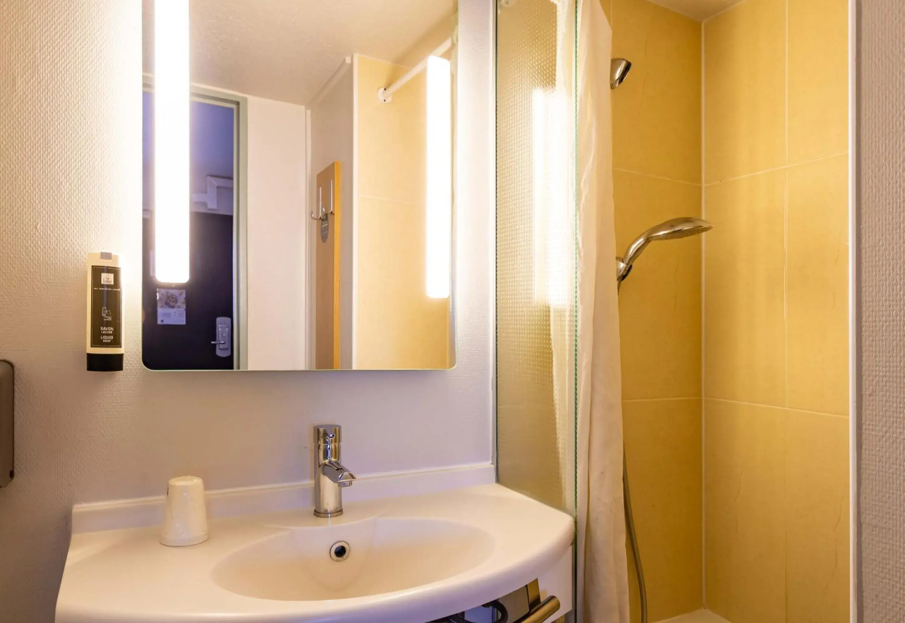 Twin Room - Non-Smoking in B&B HOTEL Valence Nord Twin Room - Non-Smoking in B&B HOTEL Valence Nord