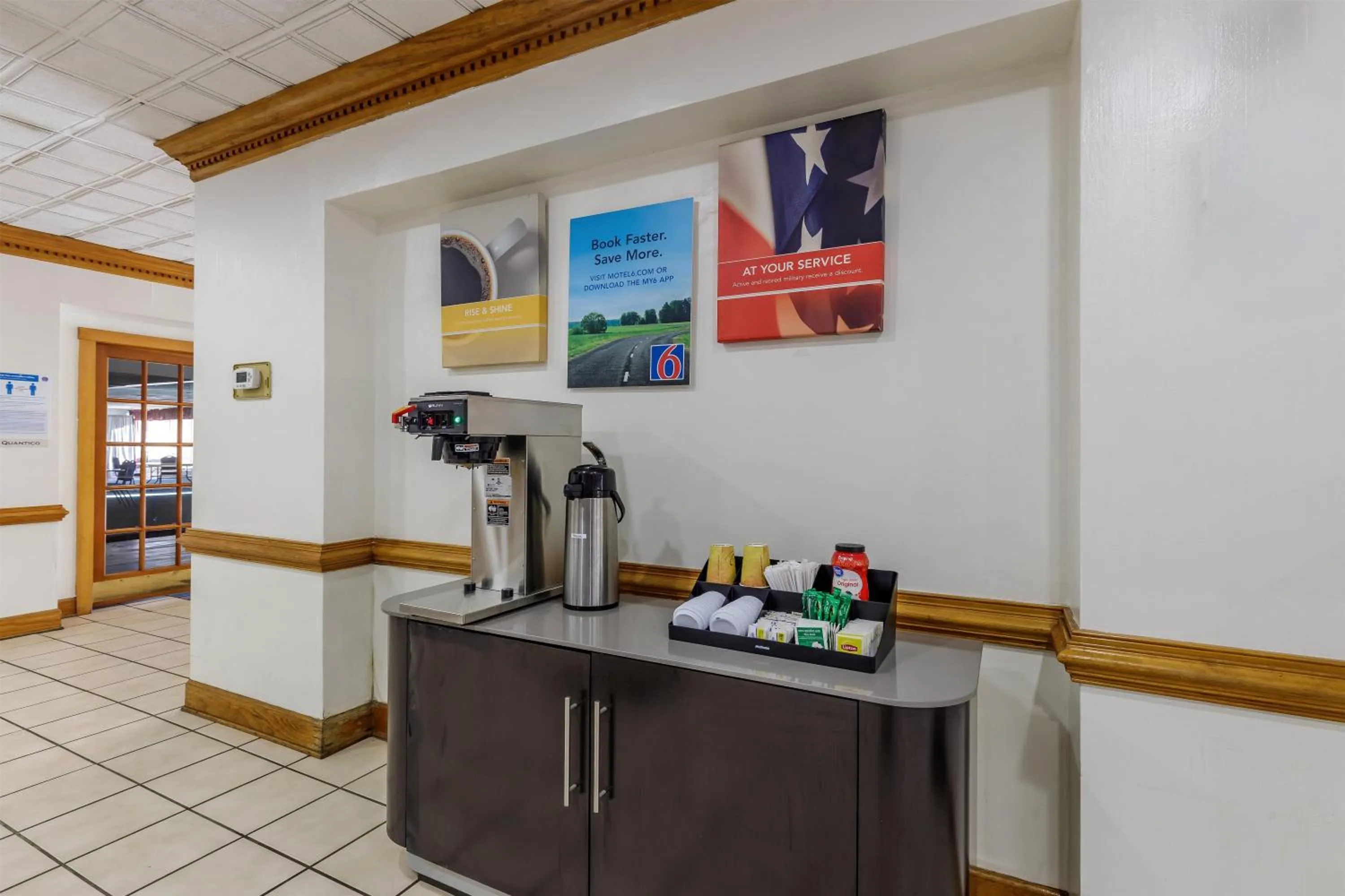 Food and drinks in Motel 6-Dumfries, VA