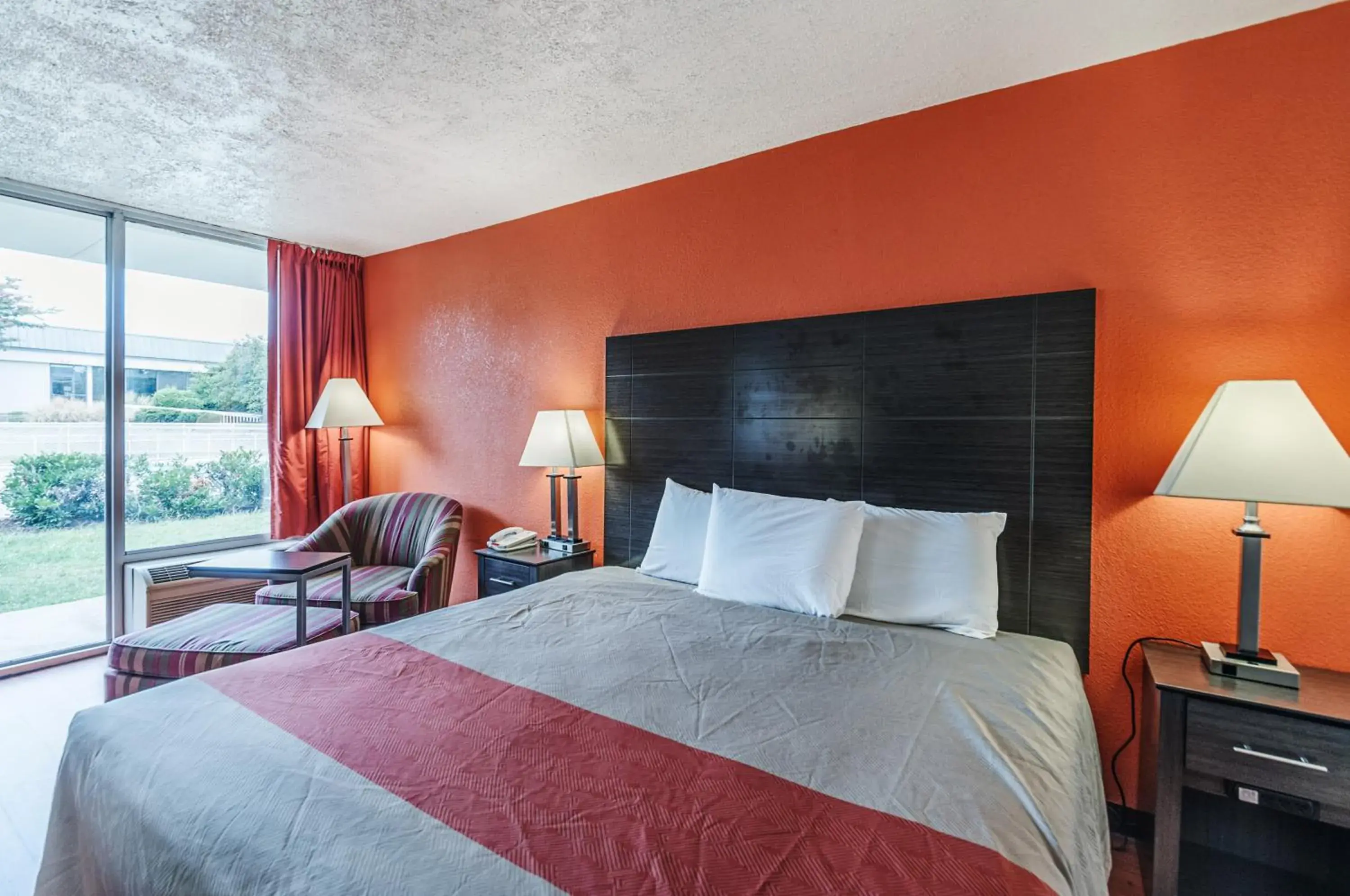 King Room with Roll-in Shower - Disability Access - Non-Smoking in Motel 6-Dumfries, VA King Room with Roll-in Shower - Disability Access - Non-Smoking in Motel 6-Dumfries, VA