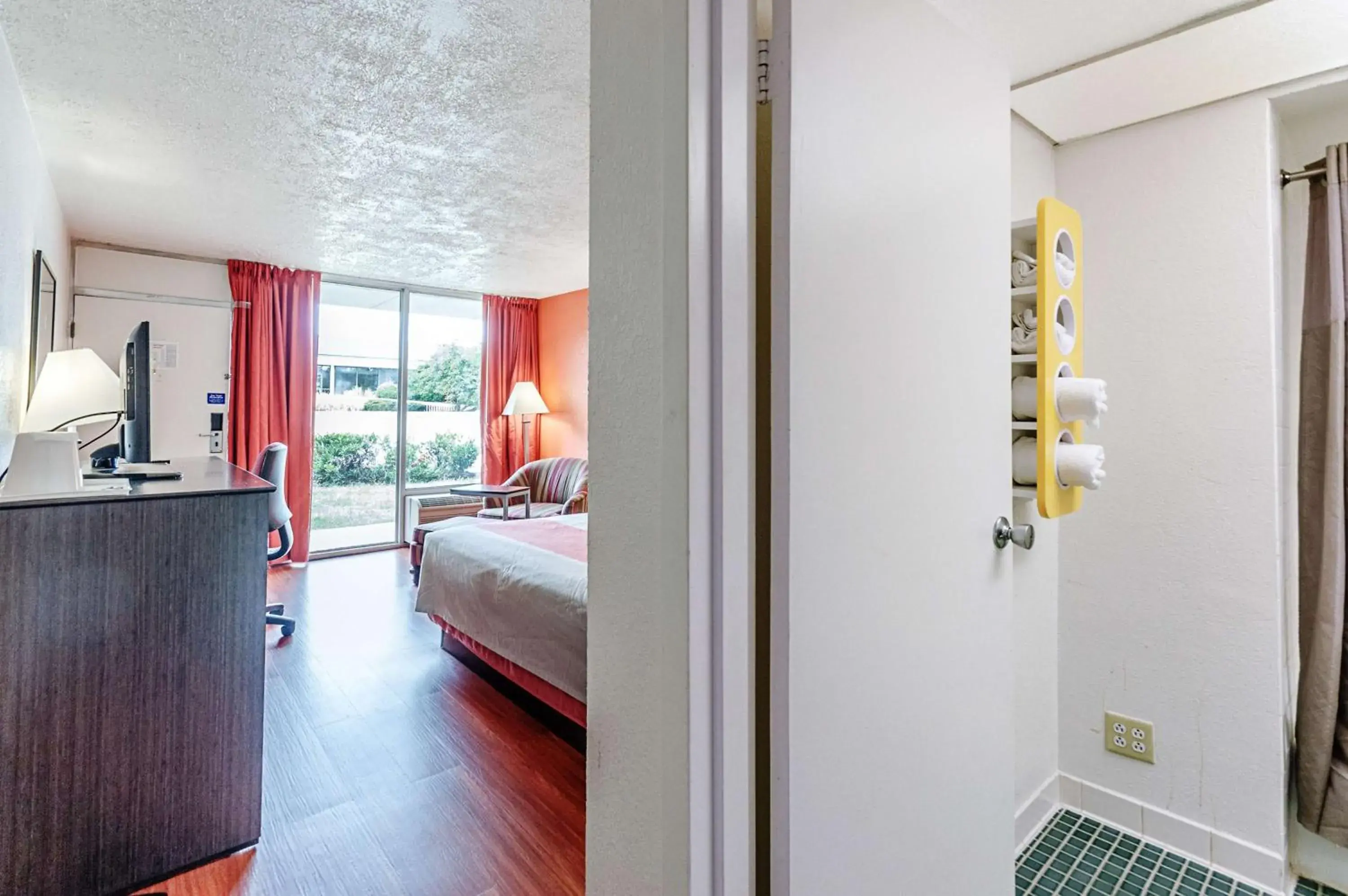 Deluxe Quadruple Room - Non-Smoking in Motel 6-Dumfries, VA Deluxe Quadruple Room - Non-Smoking in Motel 6-Dumfries, VA