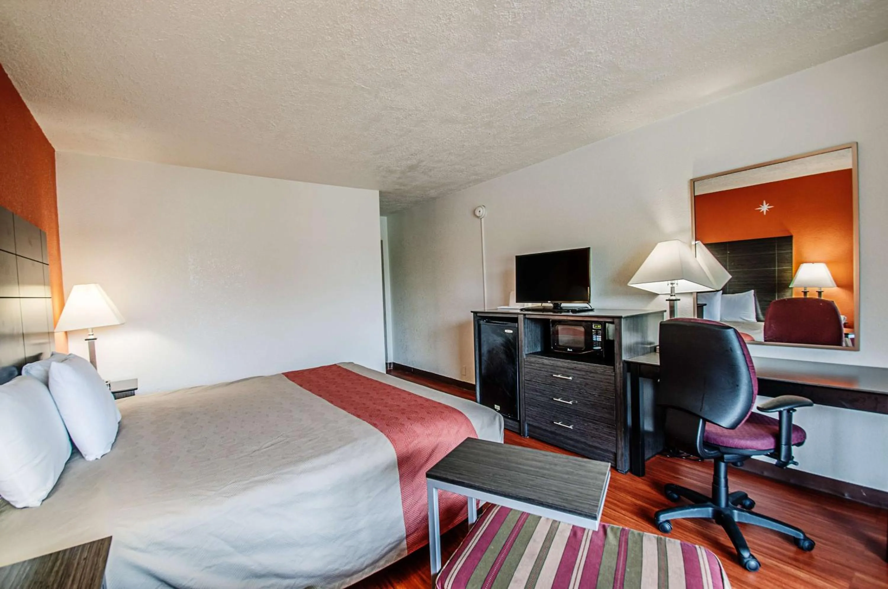 Photo of the whole room, Bed in Motel 6-Dumfries, VA