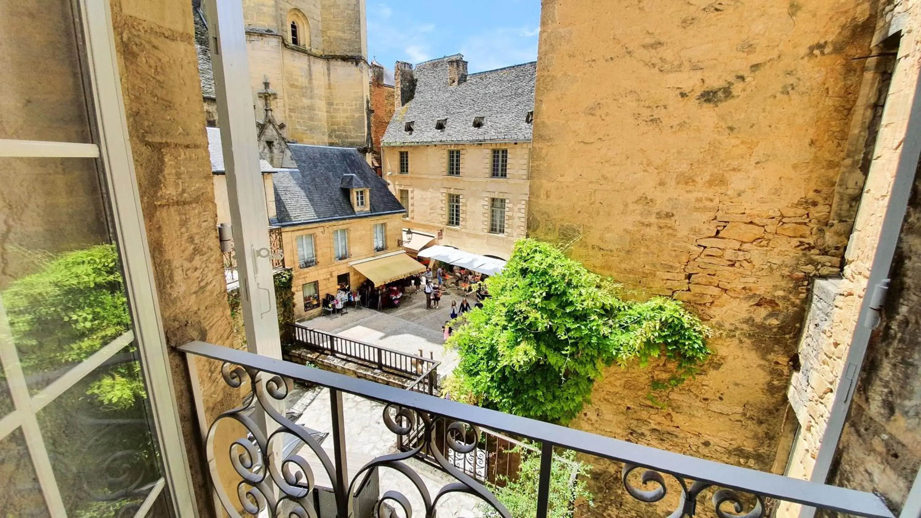 Superior Double Room with Shower in Les Chambres du "Coup de Coeur de Sarlat" Superior Double Room with Shower in Les Chambres du "Coup de Coeur de Sarlat"