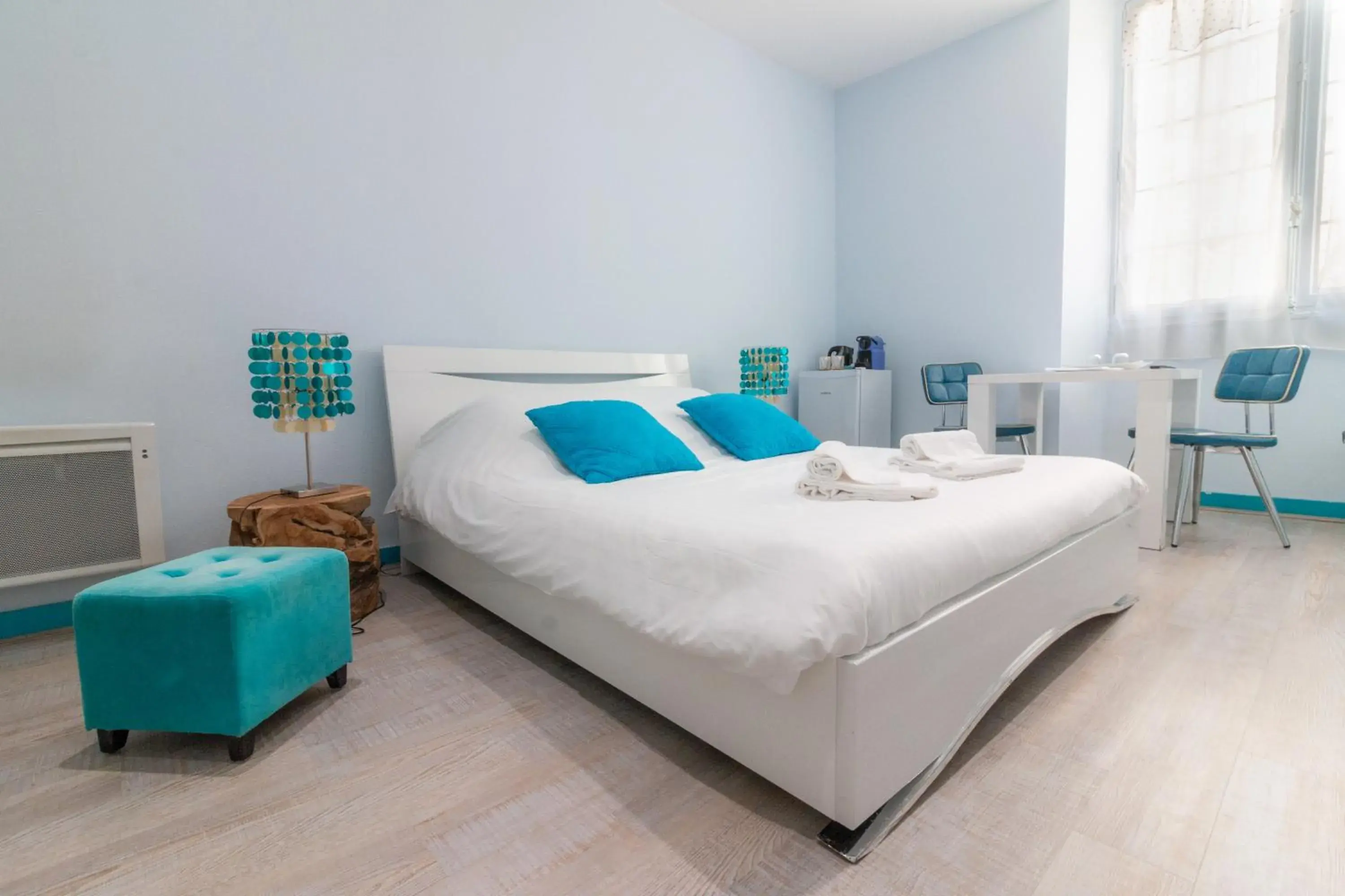 Superior Double Room with Bath in Les Chambres du "Coup de Coeur de Sarlat" Superior Double Room with Bath in Les Chambres du "Coup de Coeur de Sarlat"