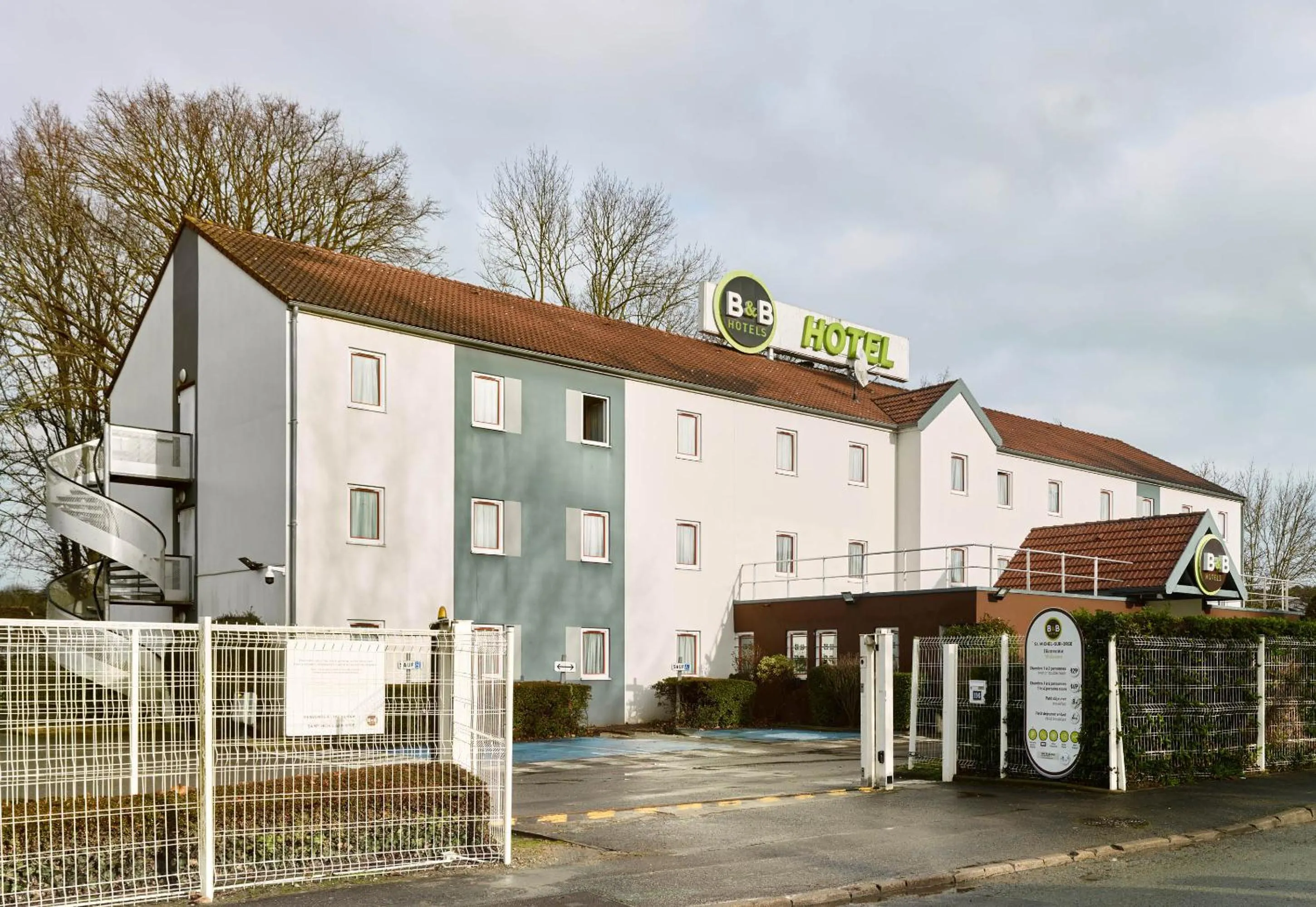 Property building in B&B HOTEL Saint-Michel sur Orge