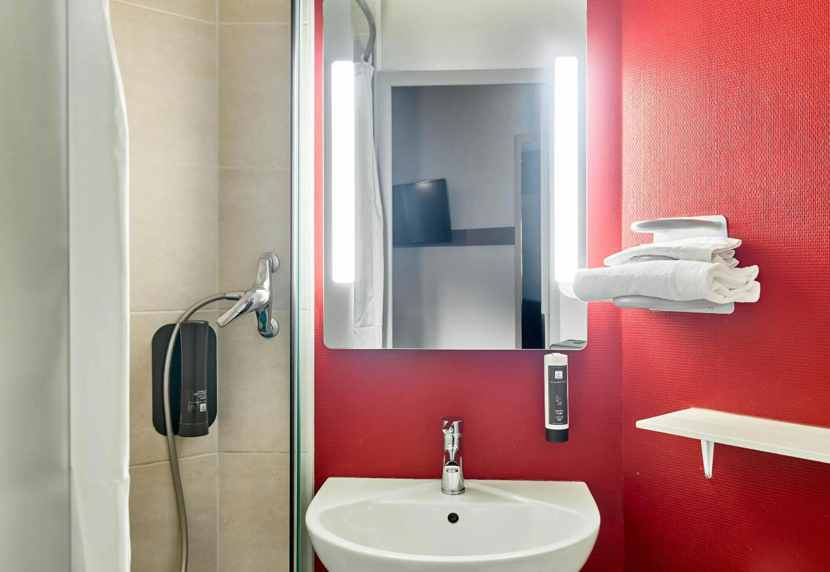 Bathroom in B&B HOTEL Saint-Michel sur Orge