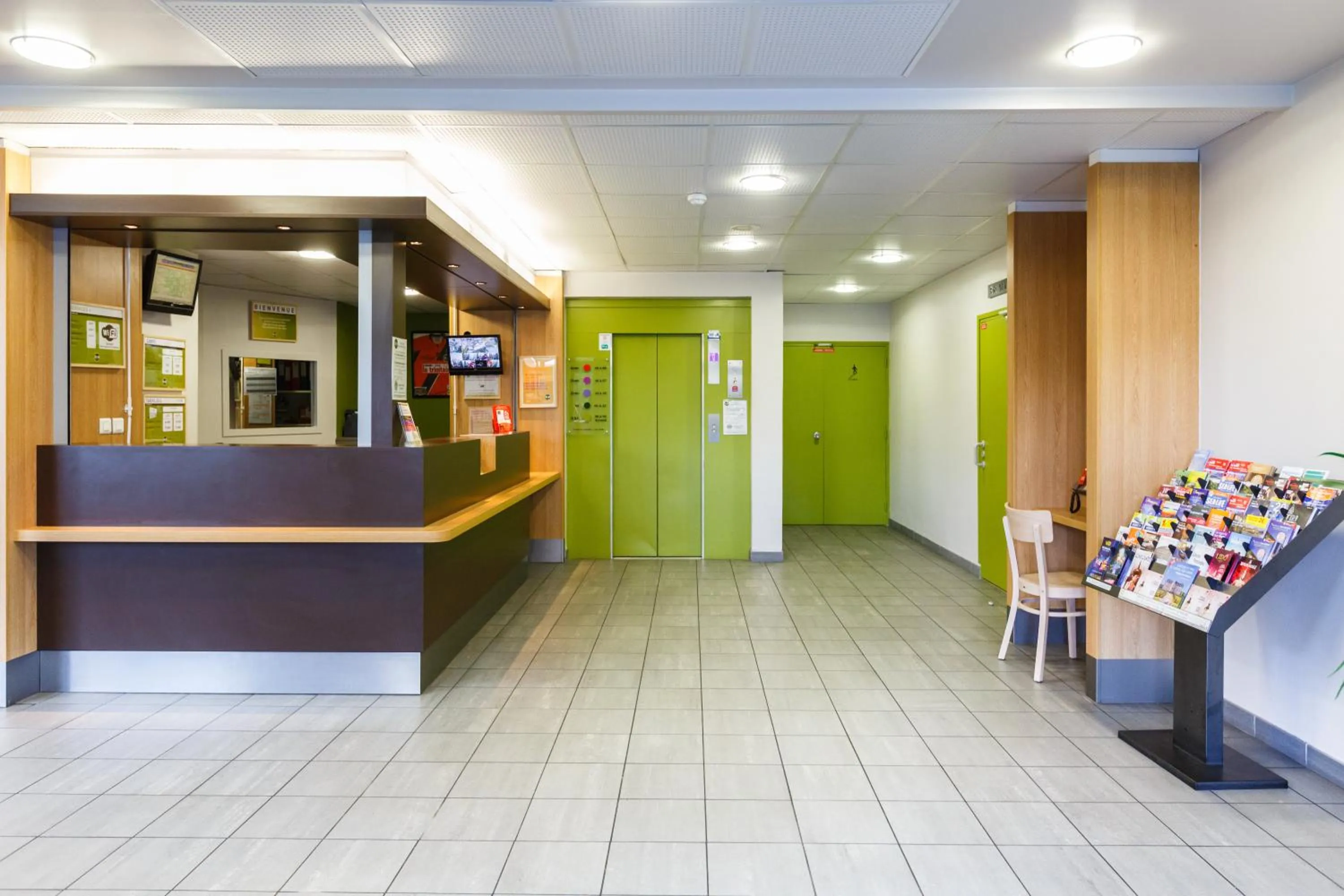 Communal lounge/ TV room in B&B HOTEL Orly Rungis Aéroport 2 étoiles