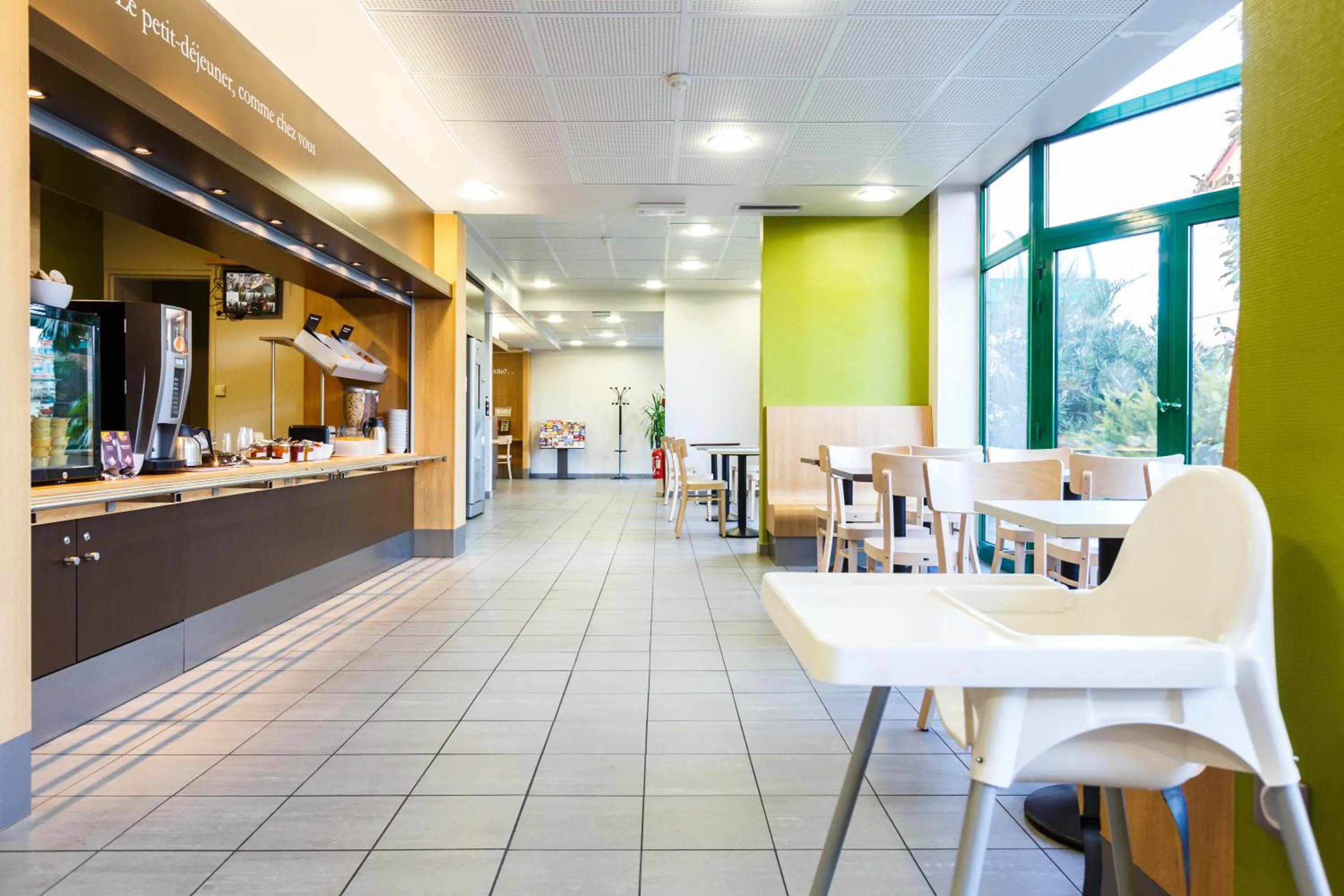 Communal lounge/ TV room in B&B HOTEL Orly Rungis Aéroport 2 étoiles