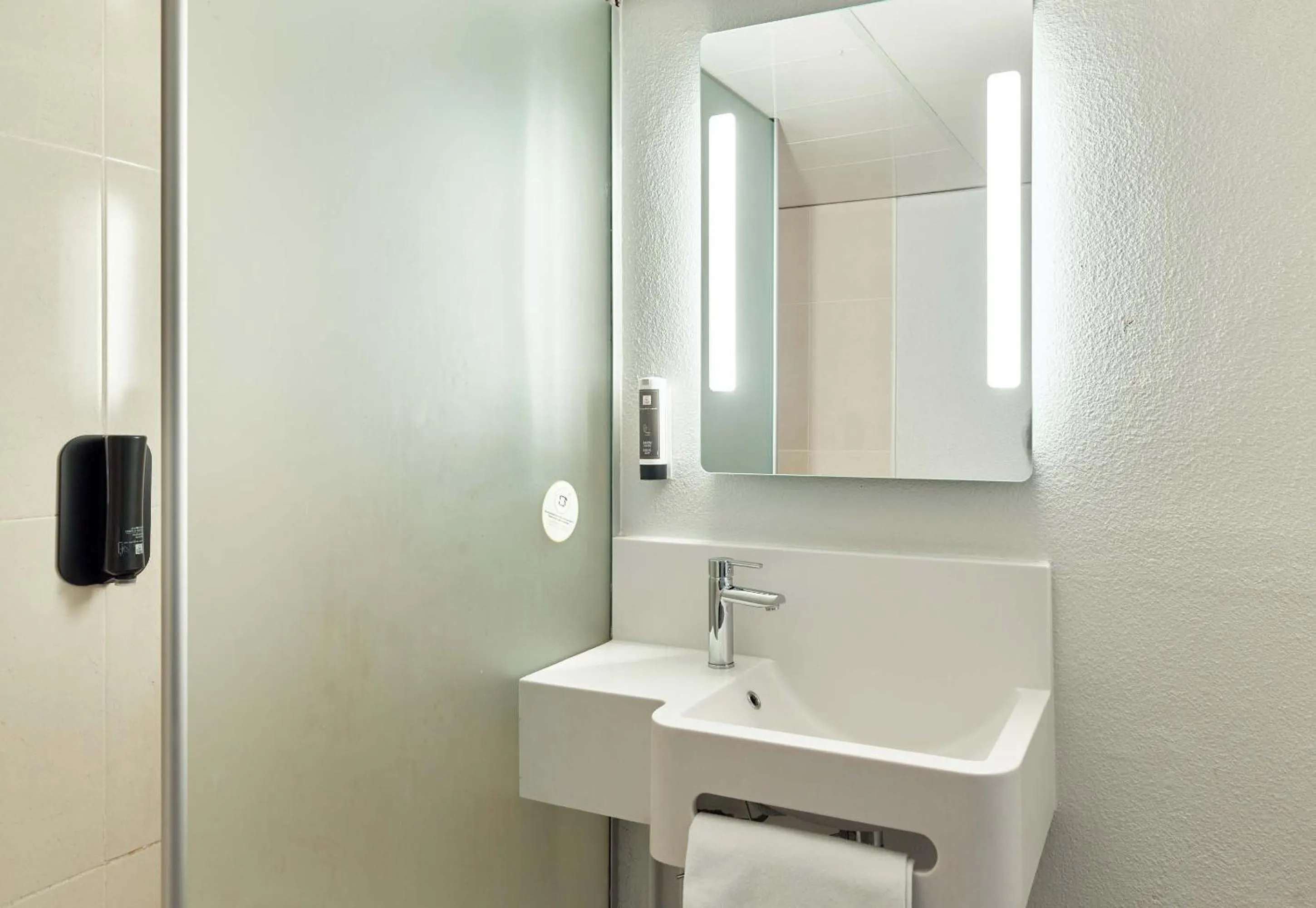 Bathroom in B&B HOTEL Orly Rungis Aéroport 2 étoiles