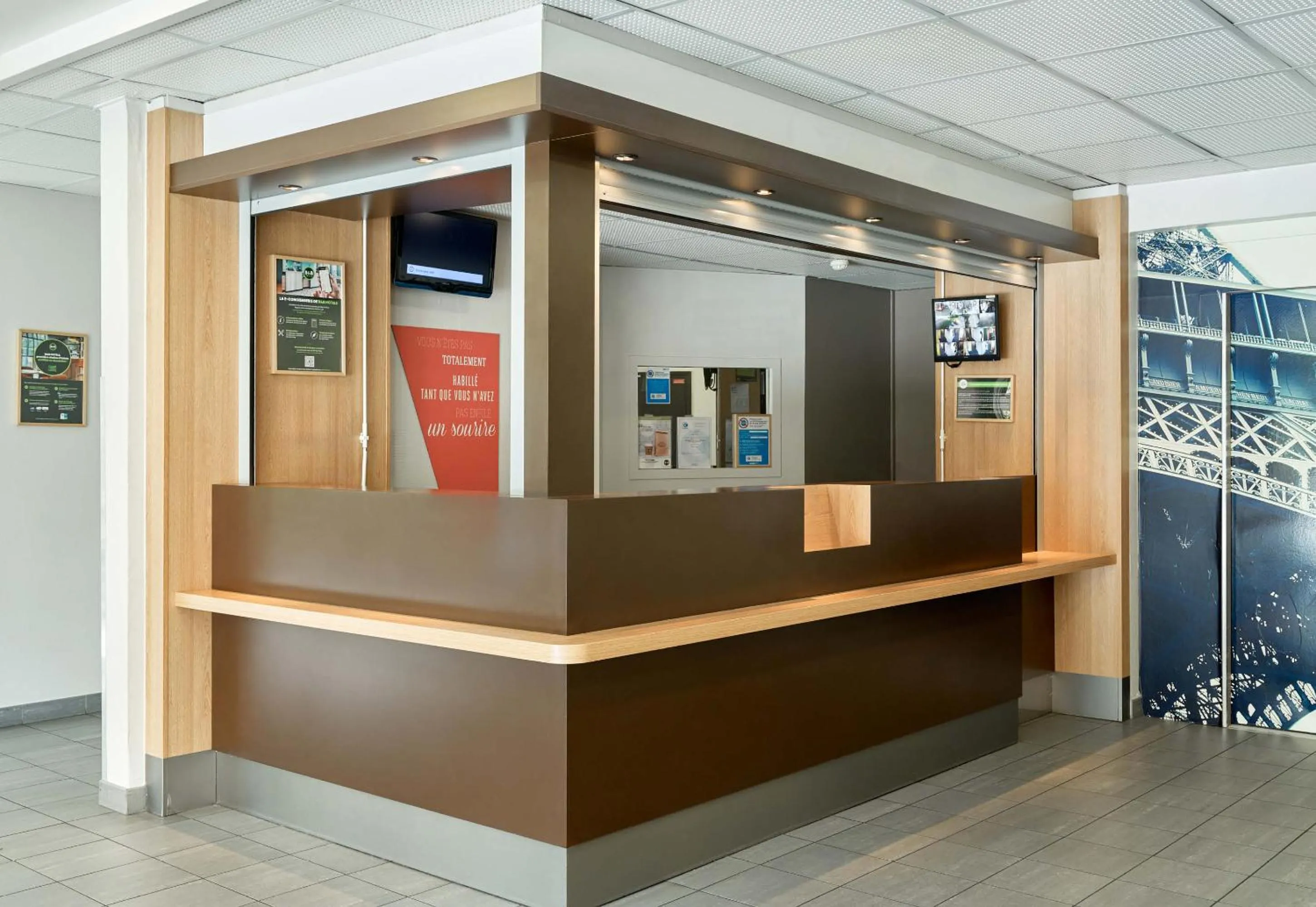 Lobby or reception in B&B HOTEL Orly Rungis Aéroport 2 étoiles