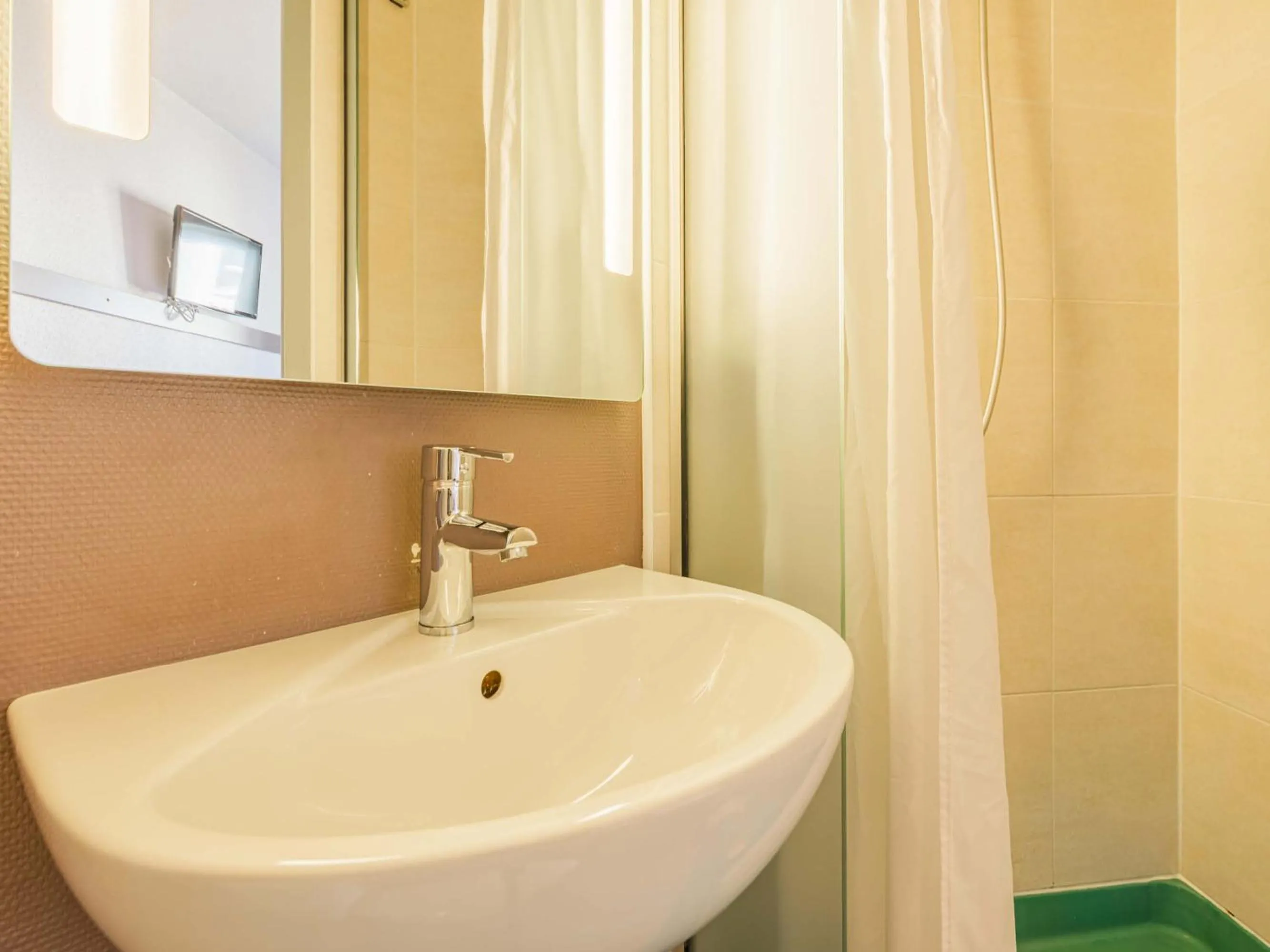 Bathroom in B&B HOTEL Strasbourg Sud Ostwald