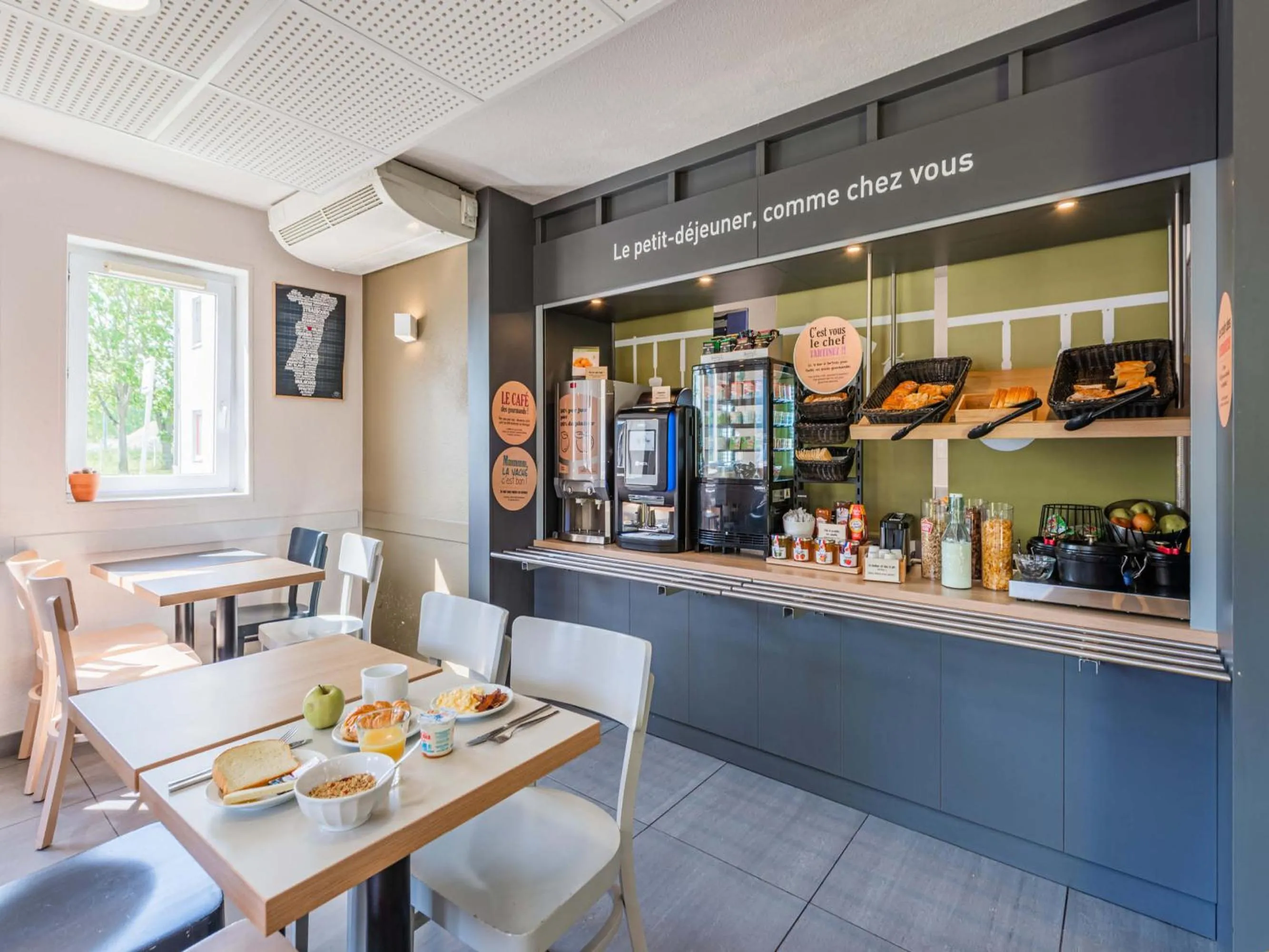 Breakfast in B&B HOTEL Strasbourg Sud Ostwald