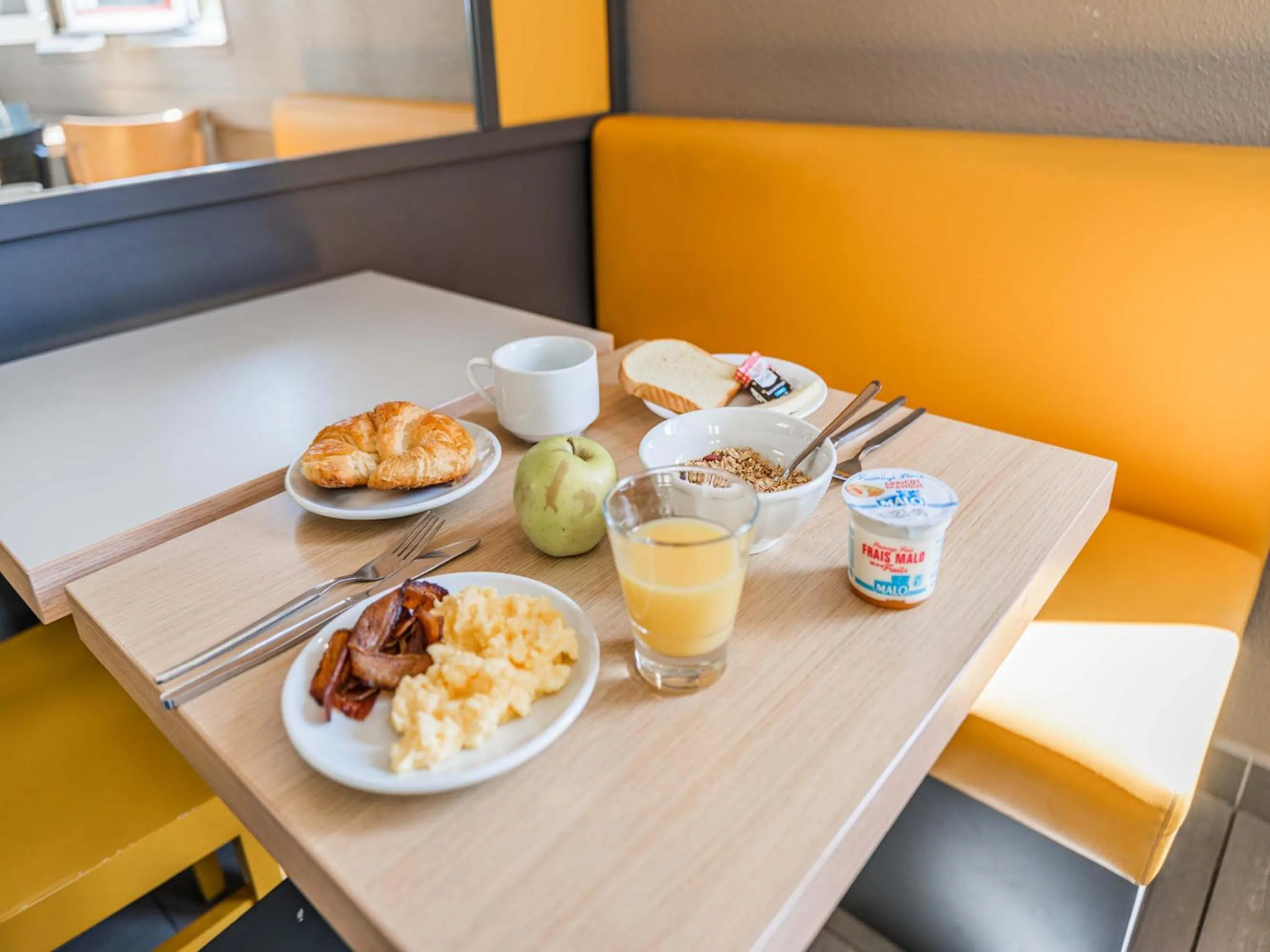 Buffet breakfast in B&B HOTEL Strasbourg Sud Ostwald