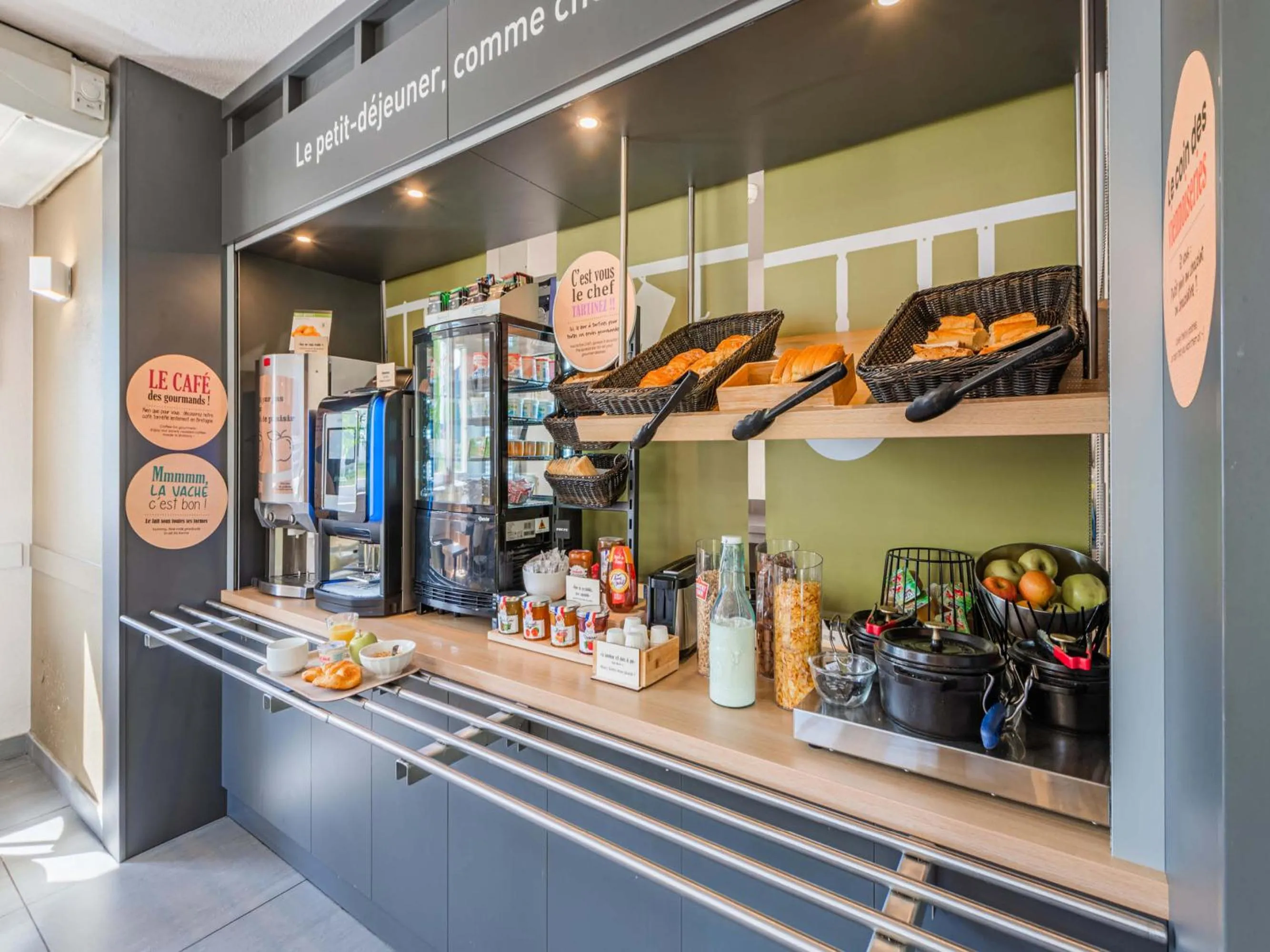 Breakfast in B&B HOTEL Strasbourg Sud Ostwald