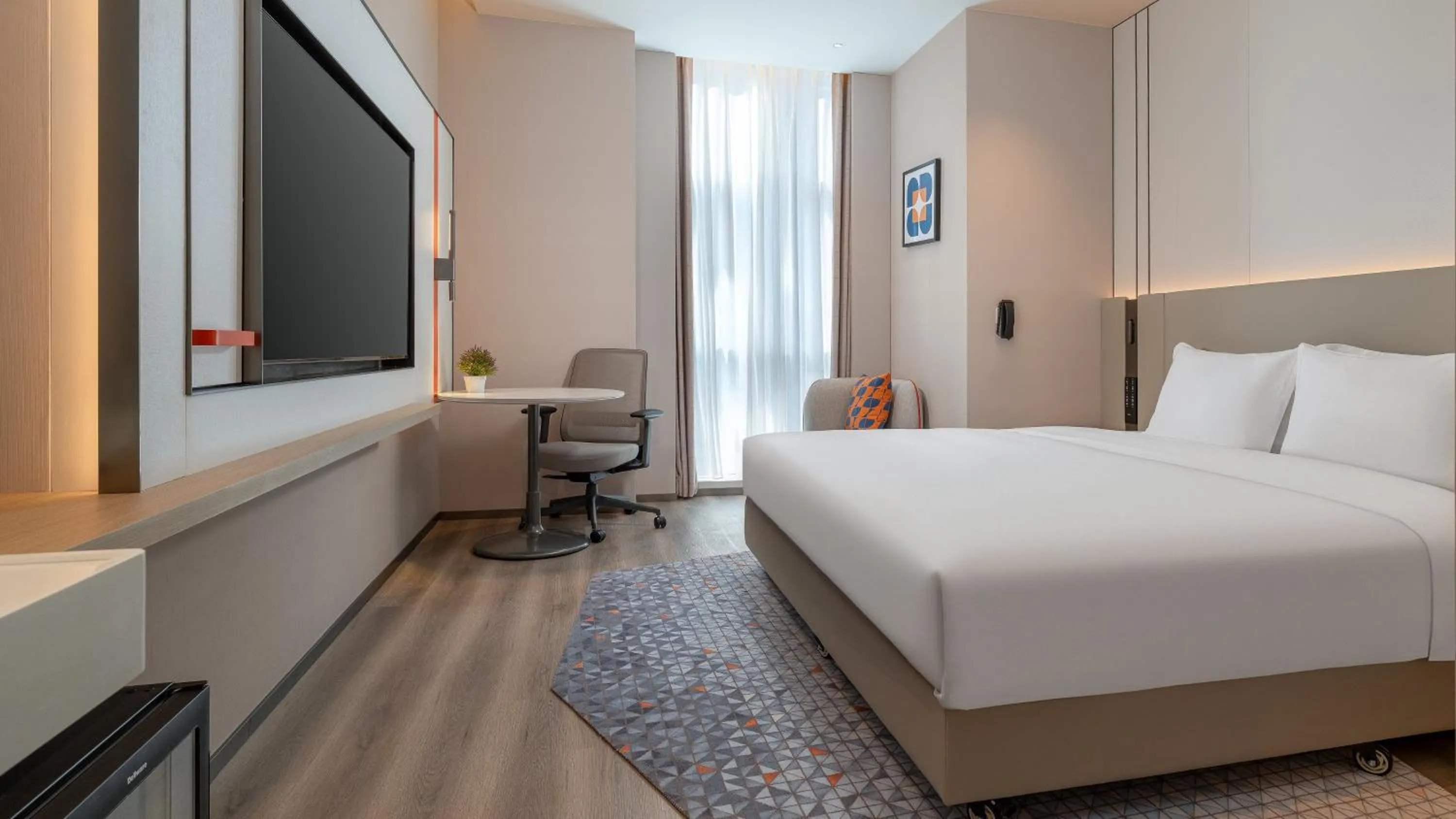 Photo of the whole room, Bed in Holiday Inn Express Kunming Dianchi Rixin Road by IHG