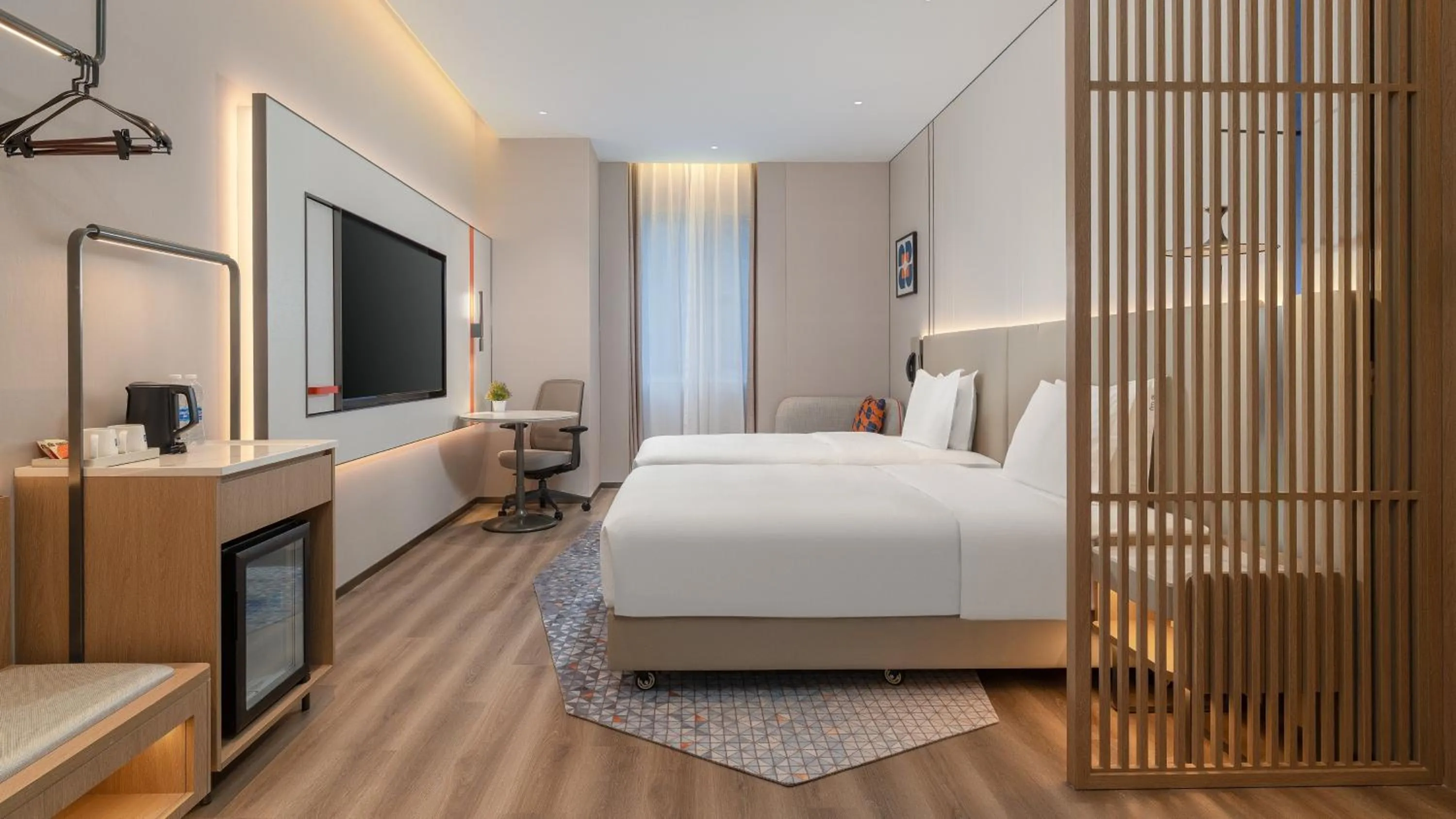 Photo of the whole room, Bed in Holiday Inn Express Kunming Dianchi Rixin Road by IHG