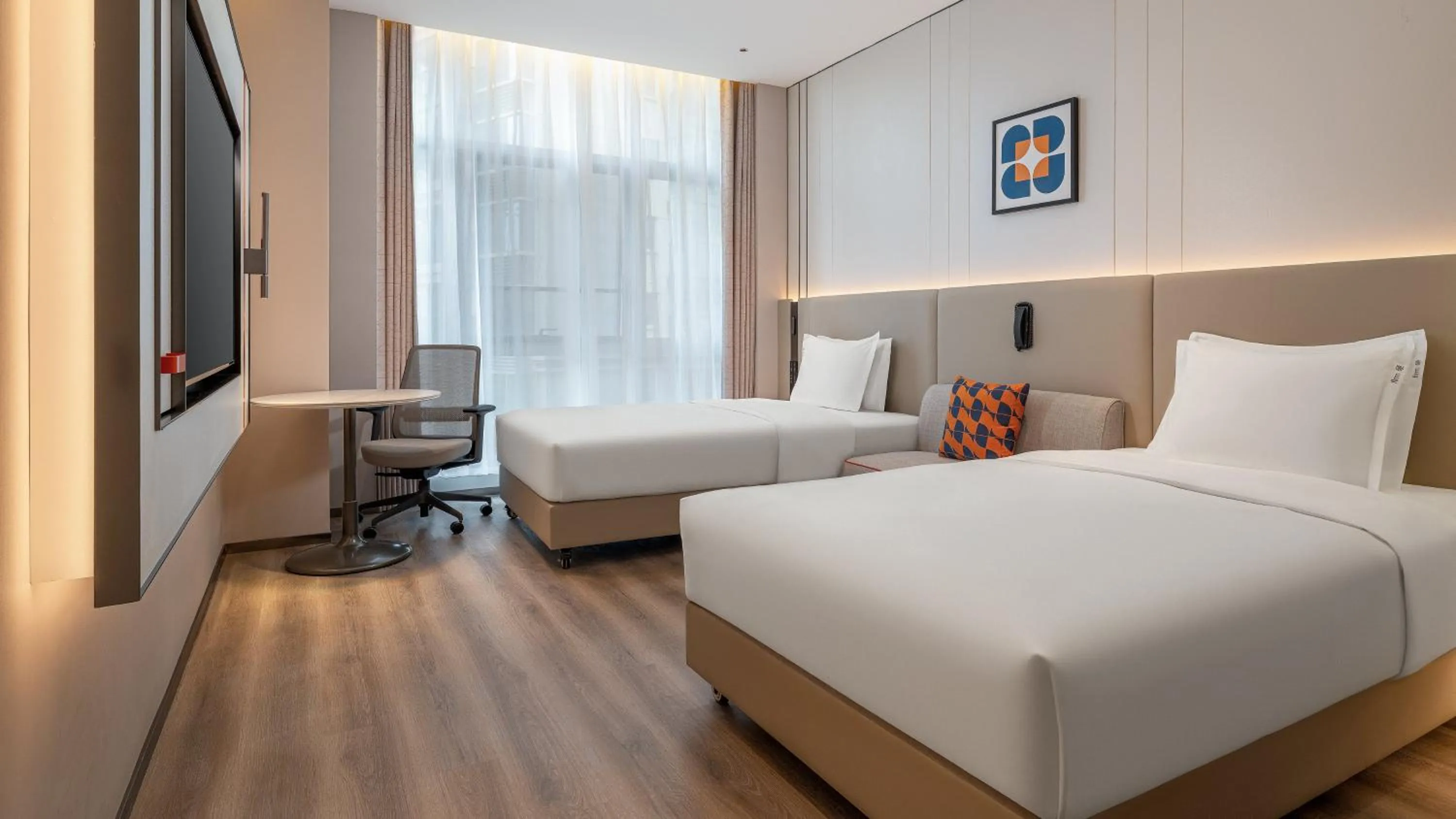 Photo of the whole room, Bed in Holiday Inn Express Kunming Dianchi Rixin Road by IHG