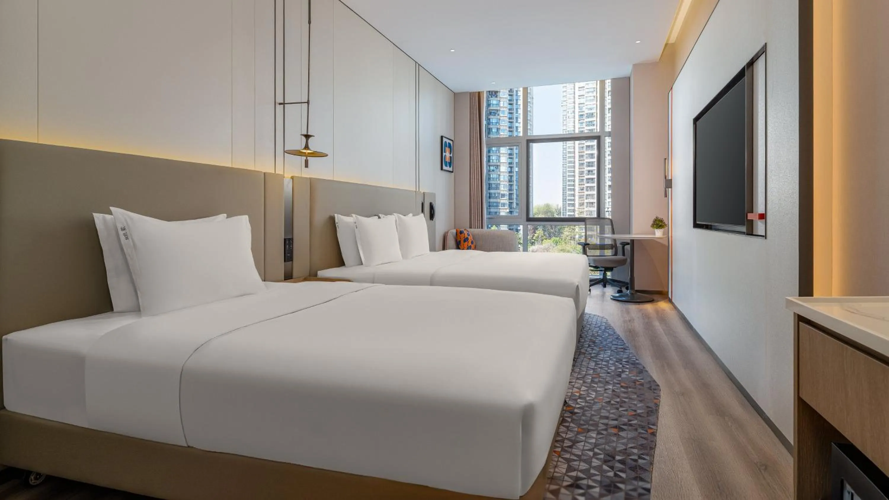 Photo of the whole room, Bed in Holiday Inn Express Kunming Dianchi Rixin Road by IHG