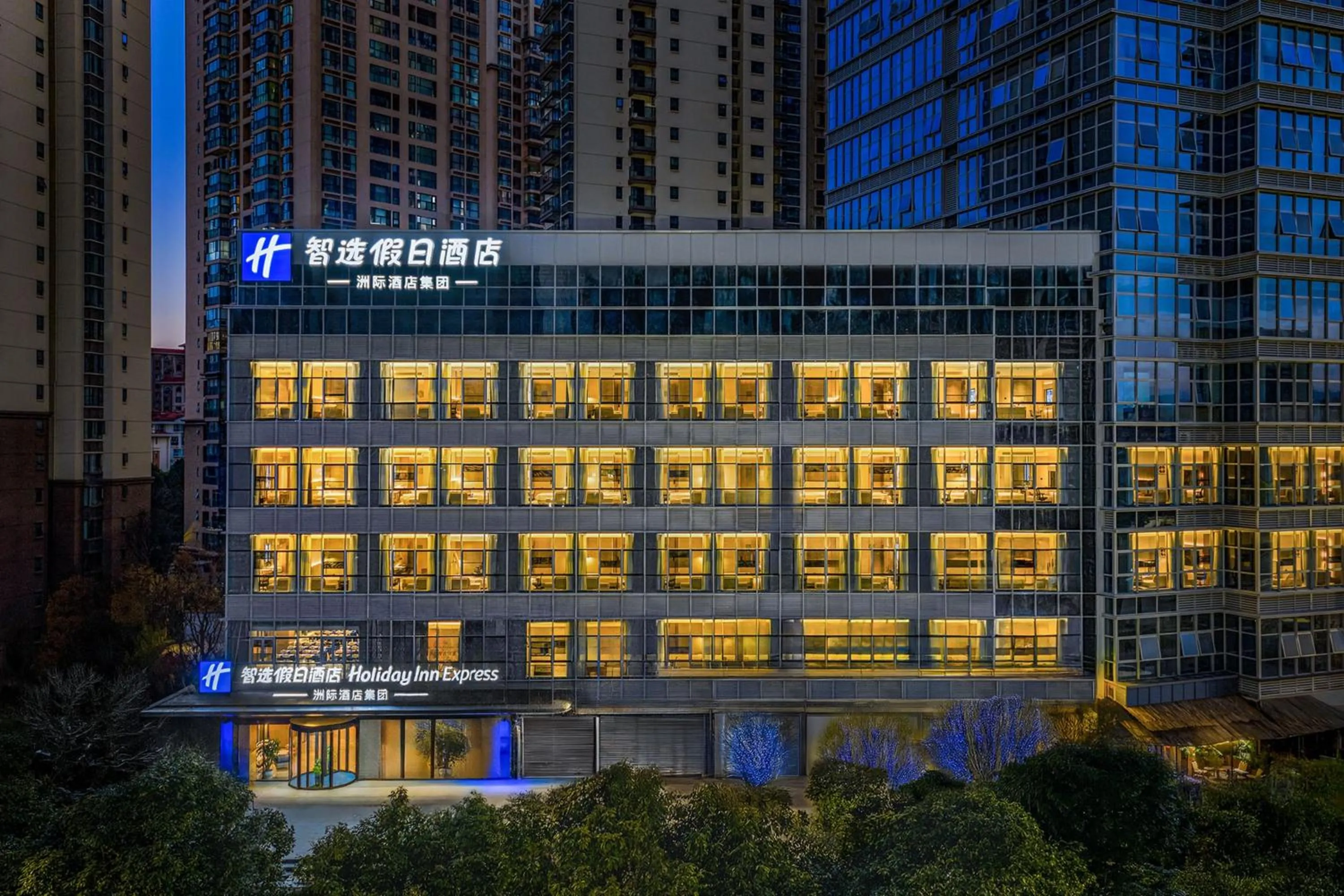 Property building in Holiday Inn Express Kunming Dianchi Rixin Road by IHG