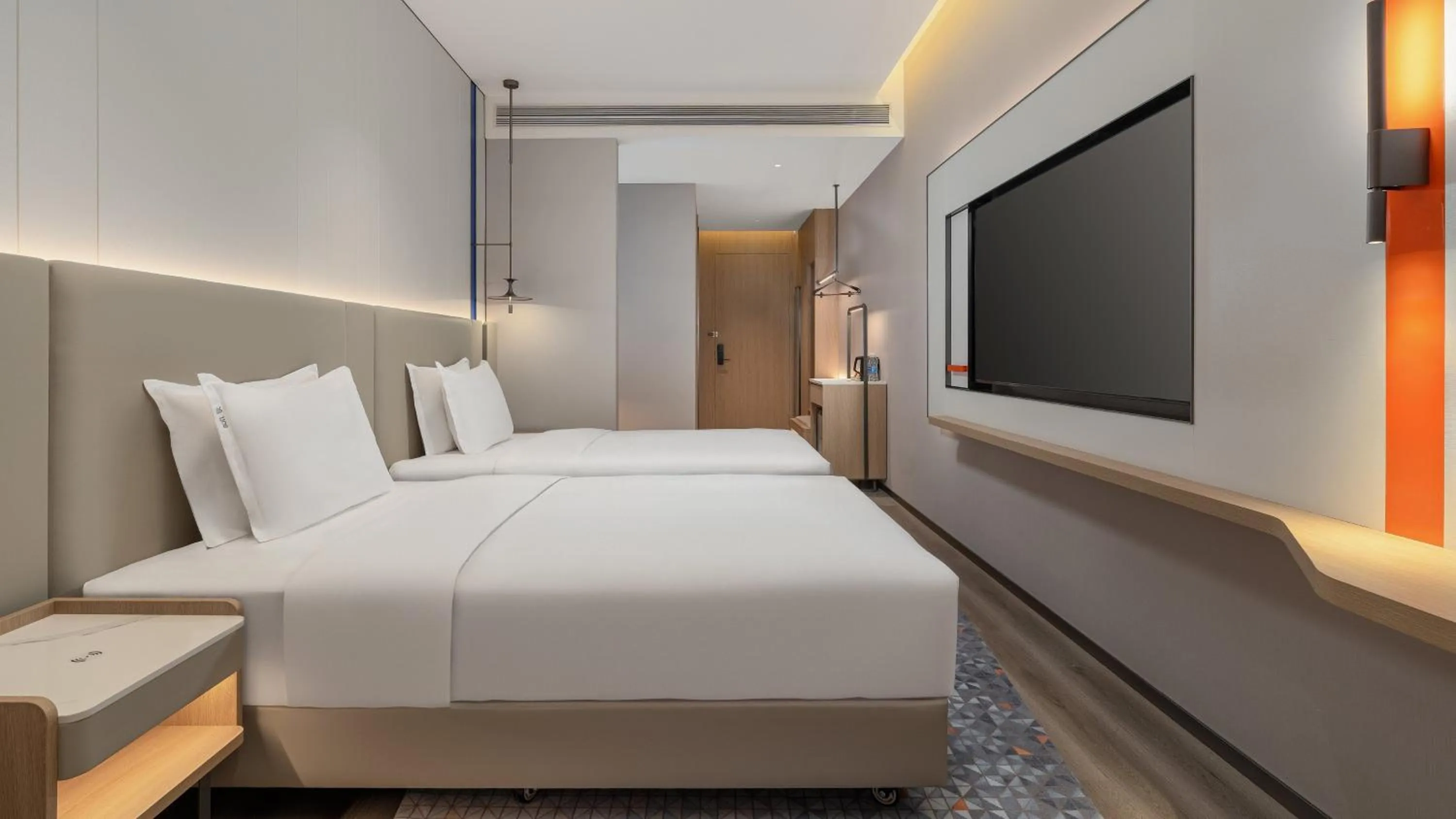 Photo of the whole room, Bed in Holiday Inn Express Kunming Dianchi Rixin Road by IHG