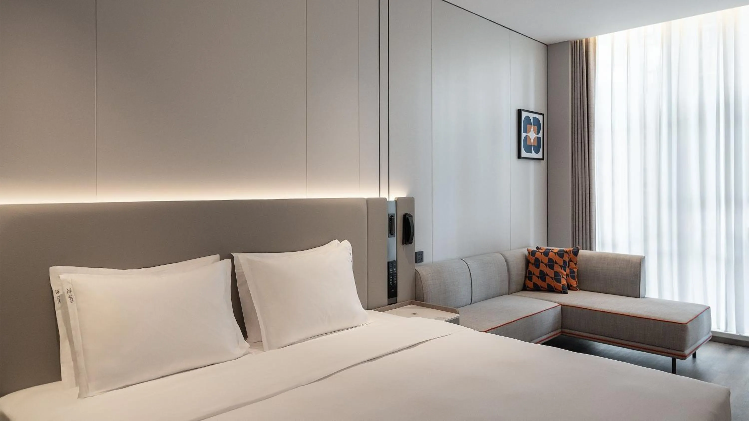 Photo of the whole room, Bed in Holiday Inn Express Kunming Dianchi Rixin Road by IHG