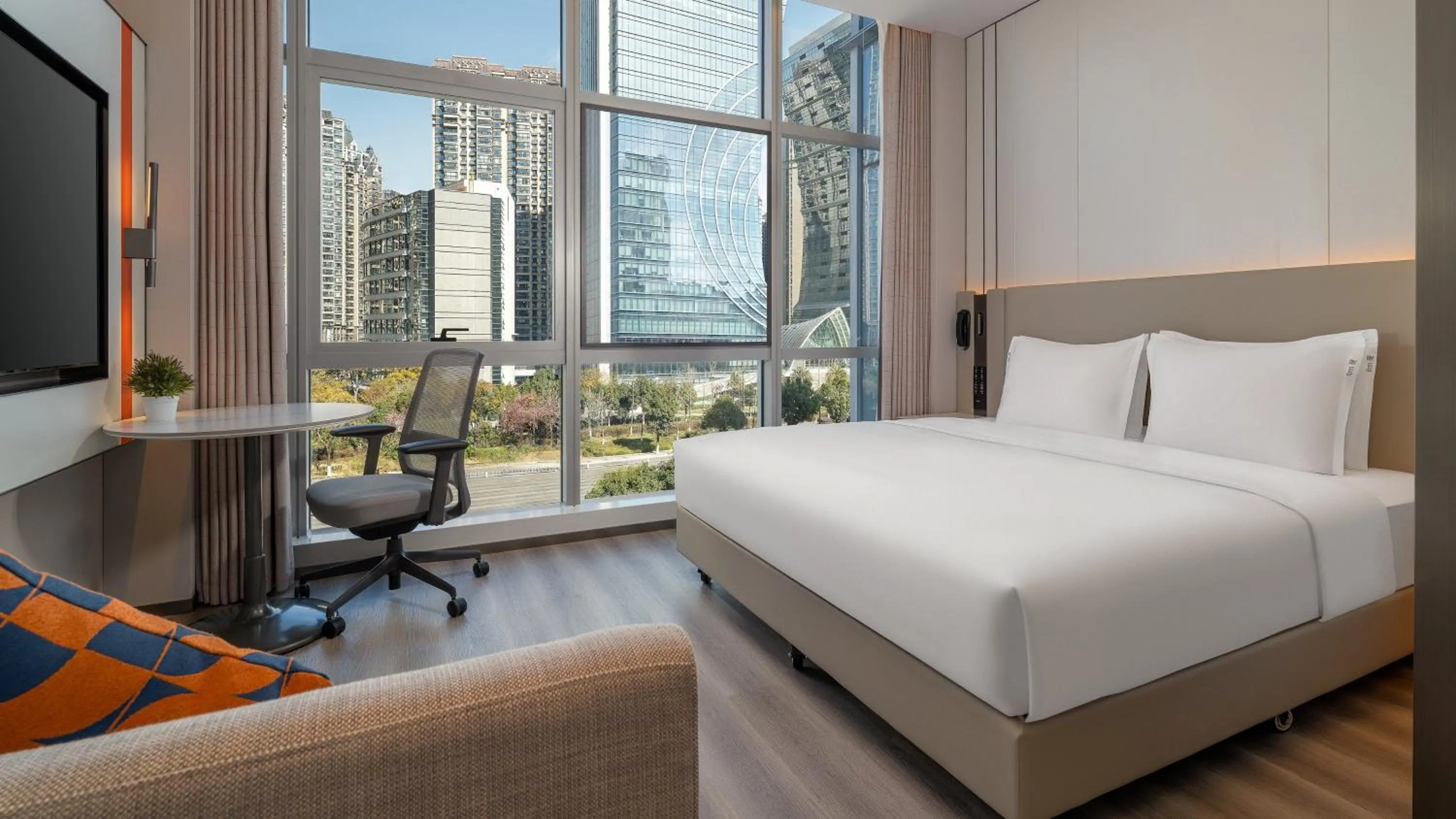 Photo of the whole room, Bed in Holiday Inn Express Kunming Dianchi Rixin Road by IHG