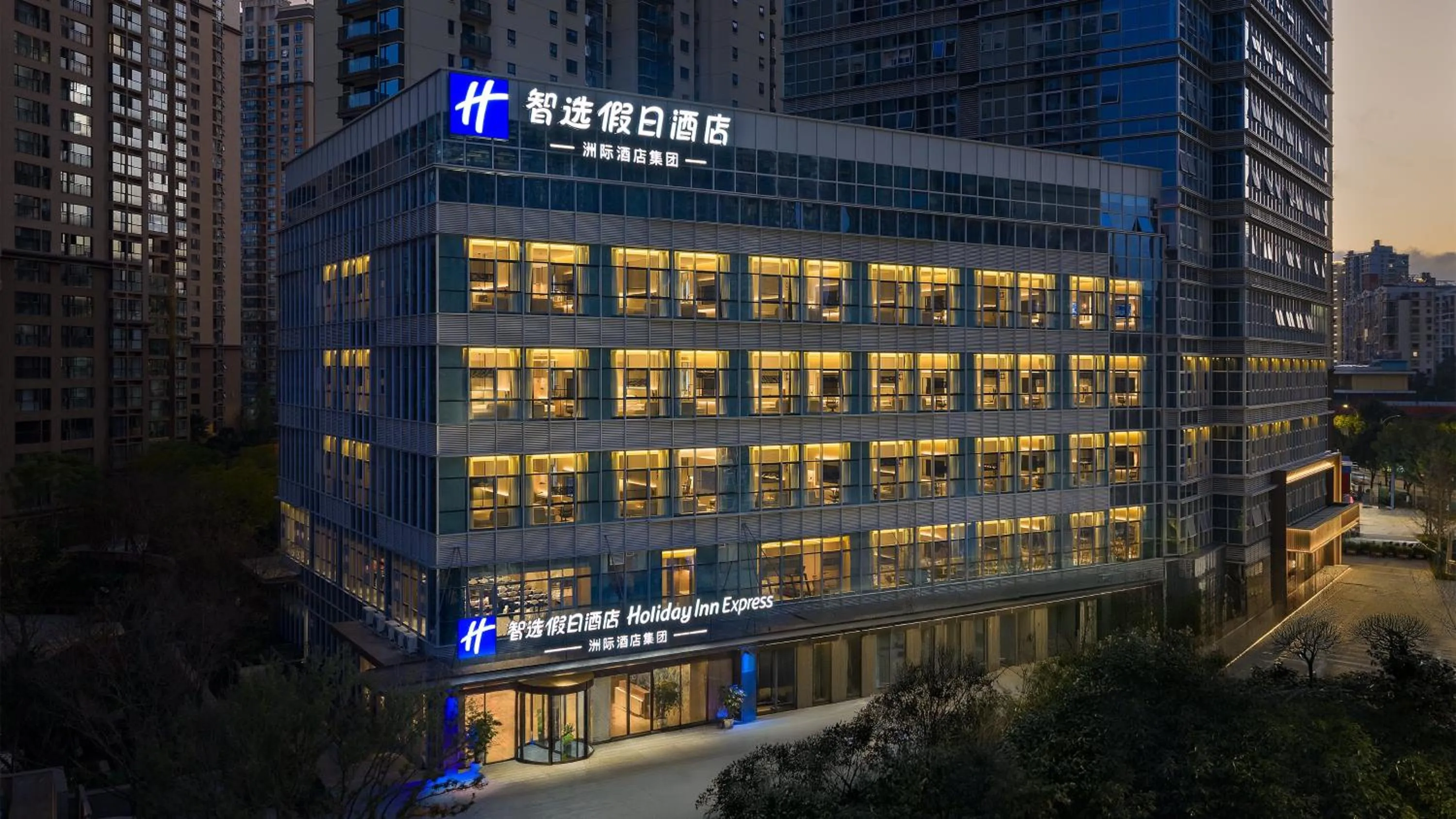 Property building in Holiday Inn Express Kunming Dianchi Rixin Road by IHG