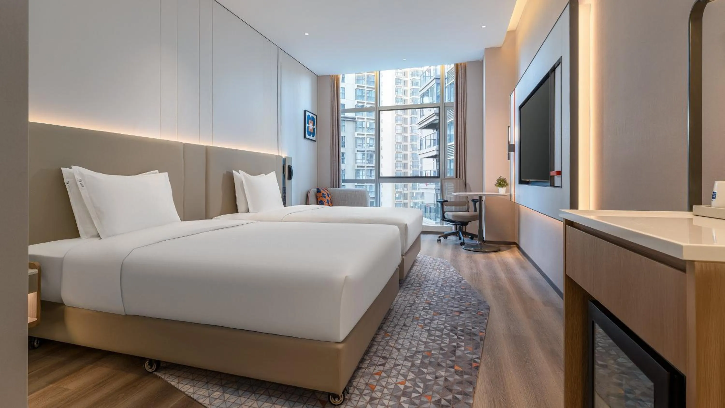 Photo of the whole room, Bed in Holiday Inn Express Kunming Dianchi Rixin Road by IHG