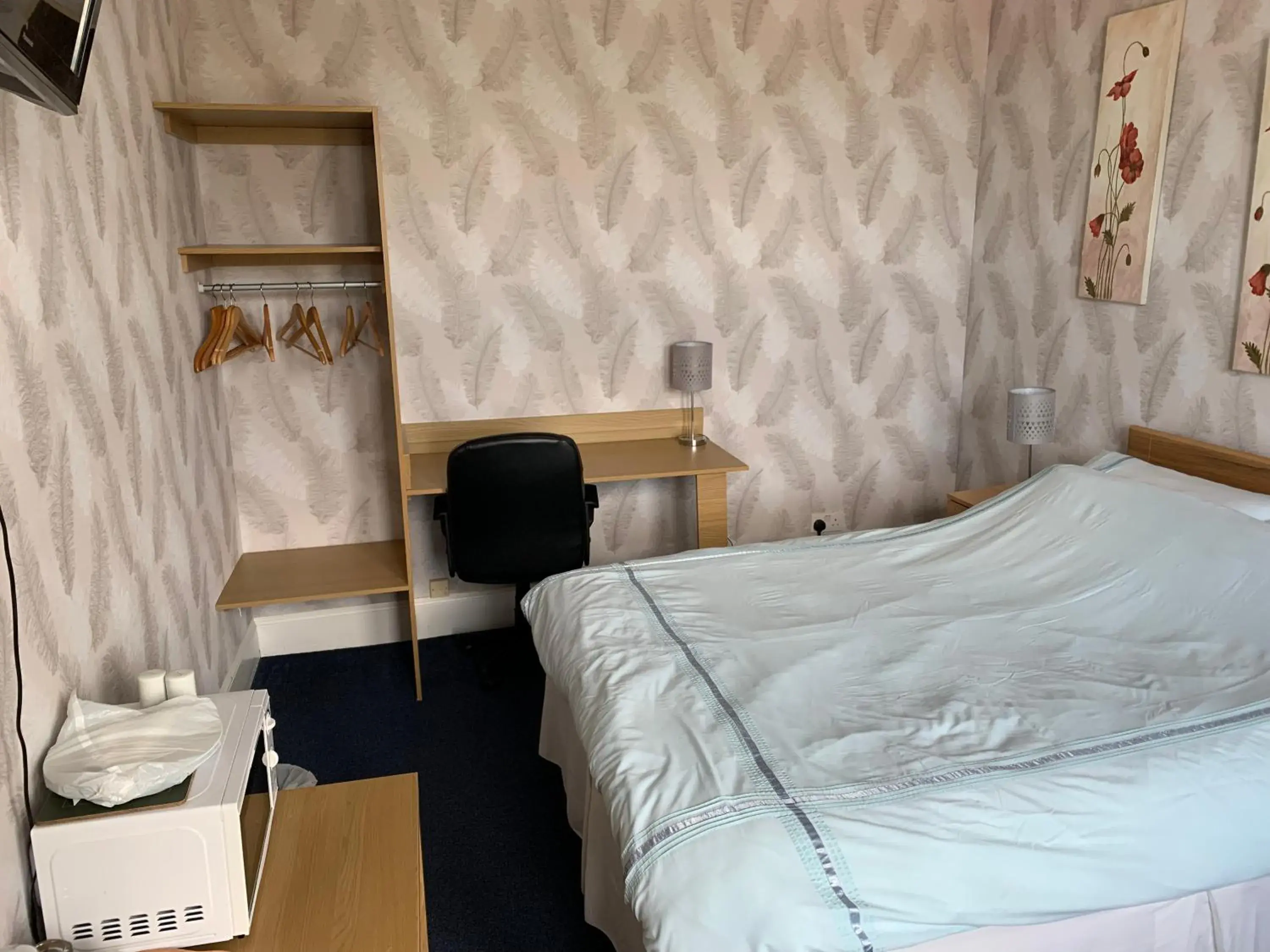Double Room with Shared Bathroom - single occupancy in Grant Arms Hotel Double Room with Shared Bathroom - single occupancy in Grant Arms Hotel