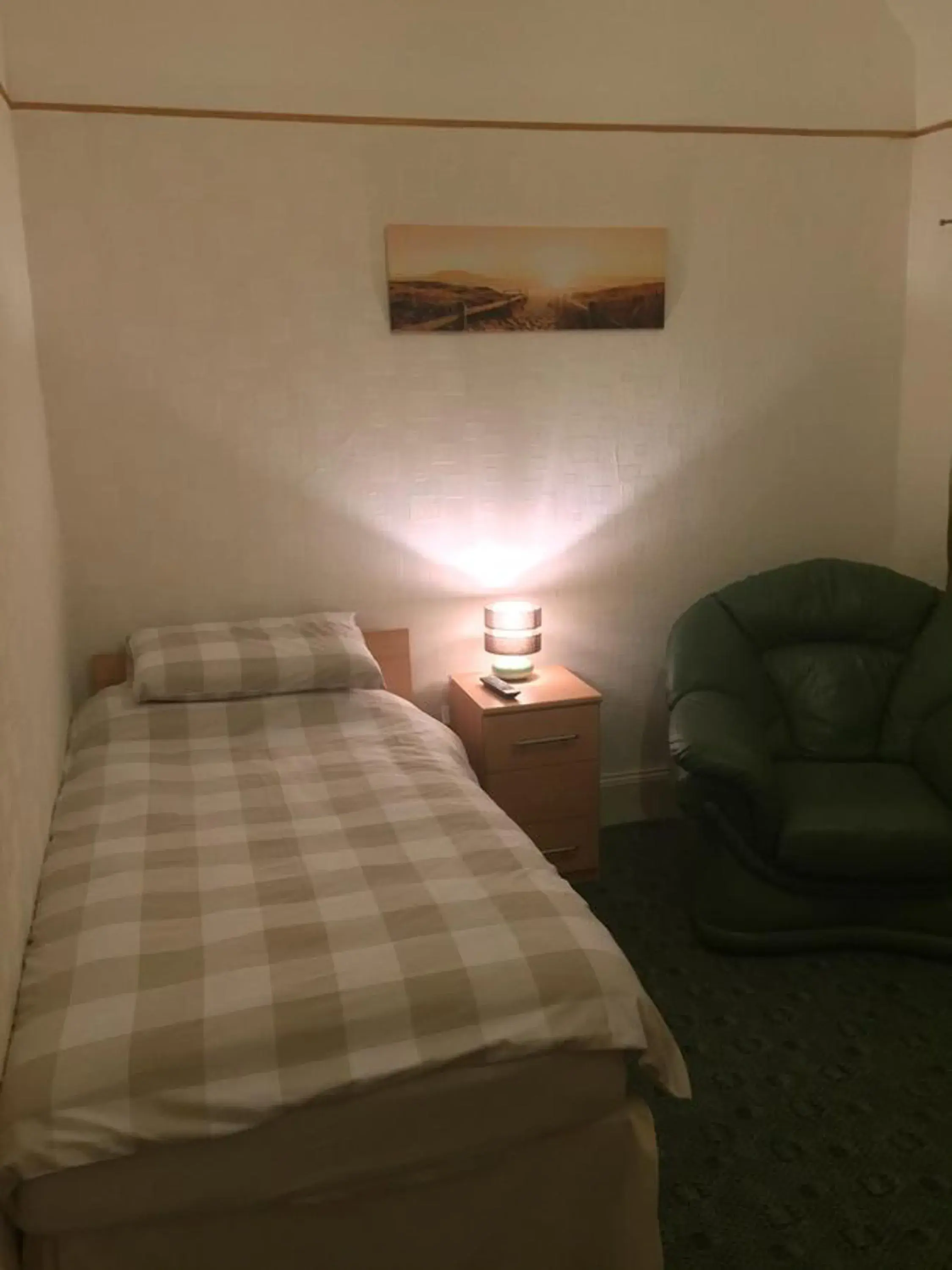 Twin Room with Shared Bathroom - single occupancy in Grant Arms Hotel Twin Room with Shared Bathroom - single occupancy in Grant Arms Hotel