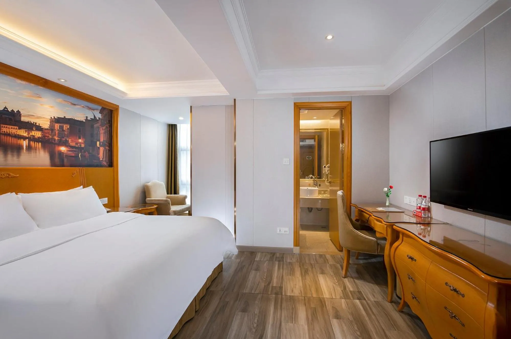 Vienna Hotel Shenzhen Longgang Vanke Li Jixiang Metro Station Branch