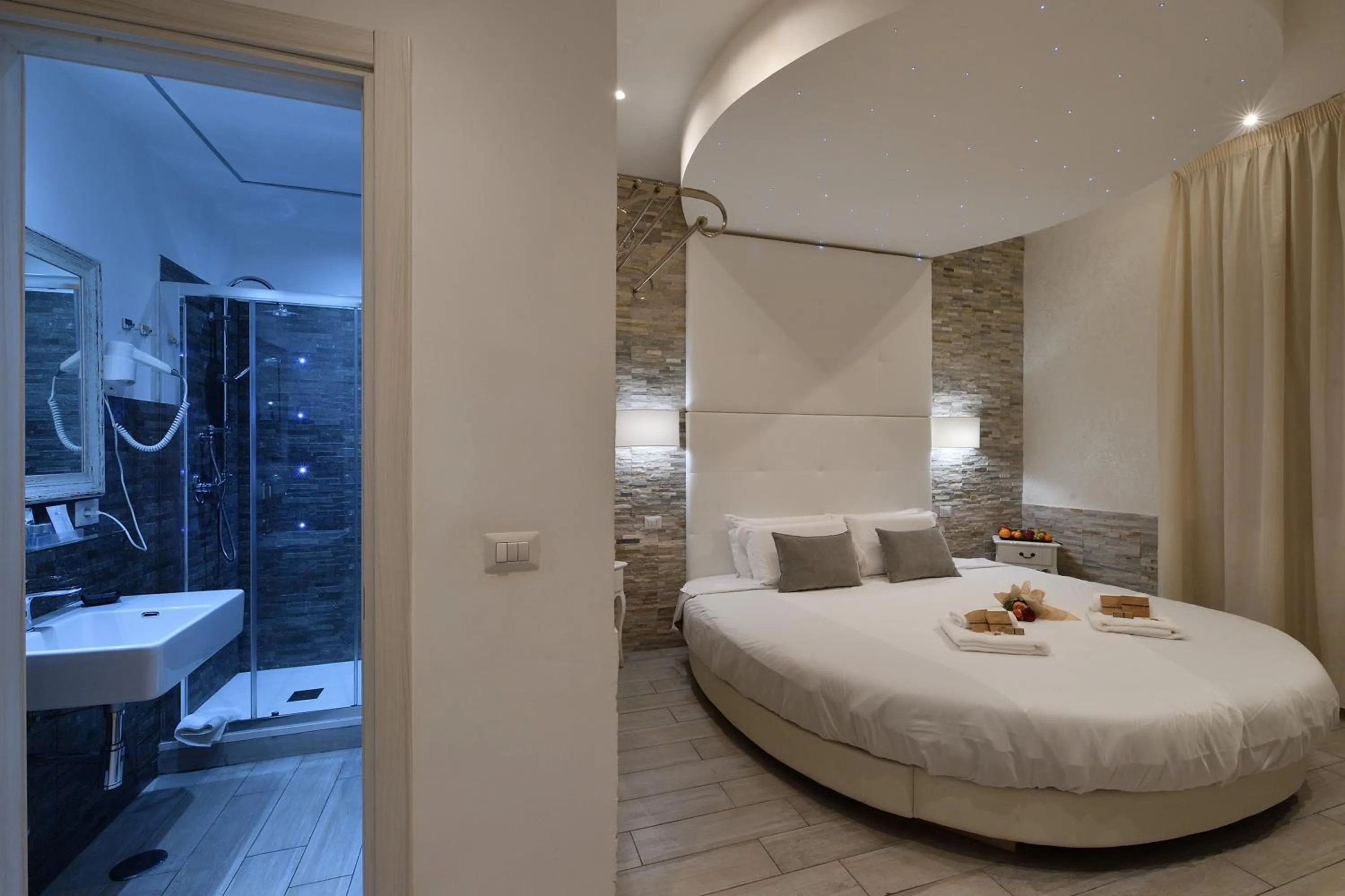 Bathroom, Bed in Vatican Tourist Inn