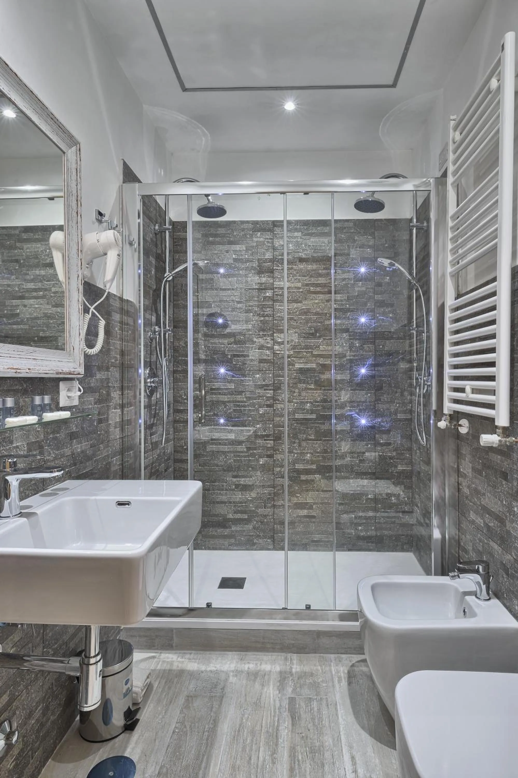 Bathroom in Vatican Tourist Inn